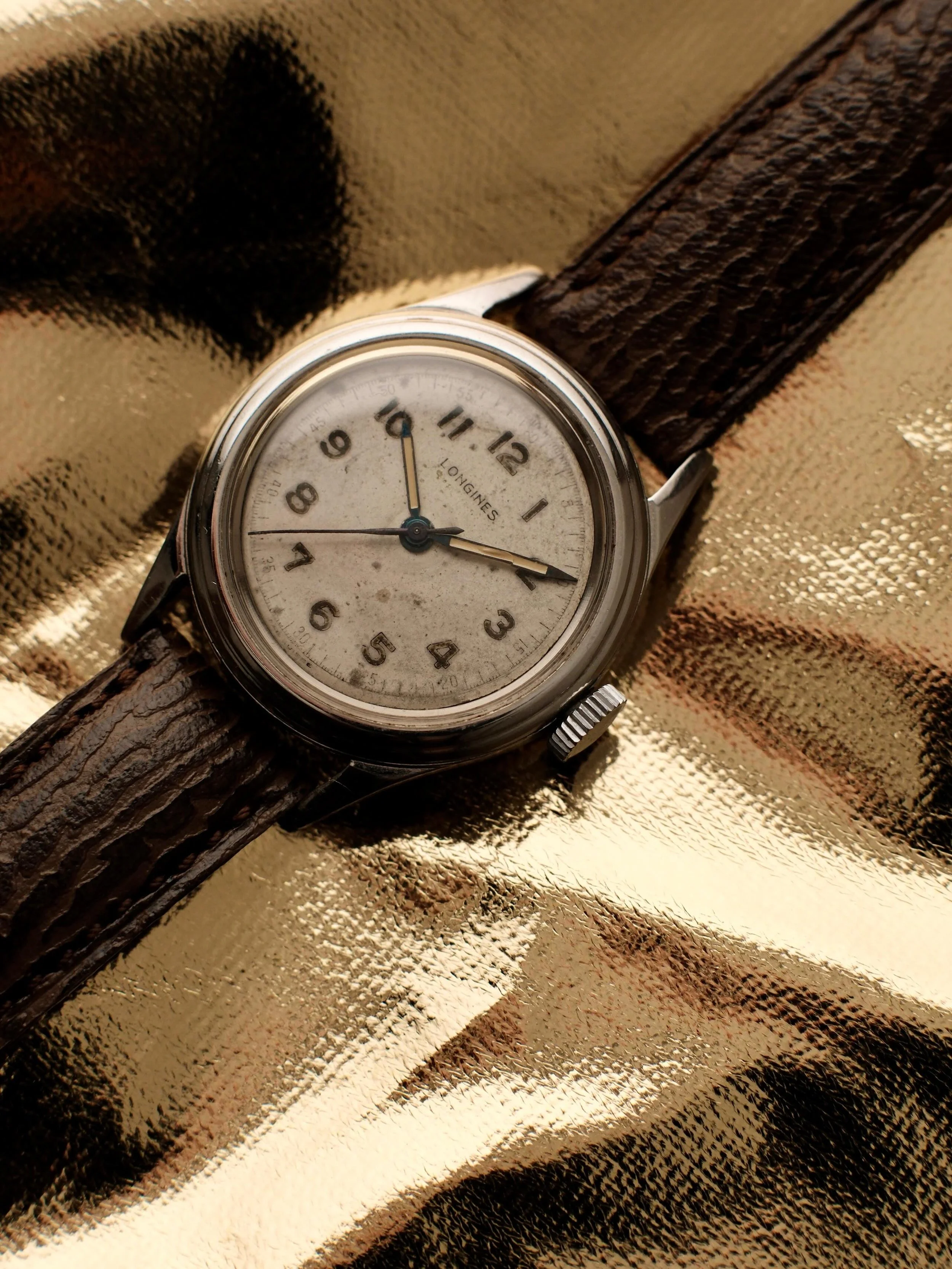 Une tranche d&rsquo;histoire, avec cette montre de la fin des ann&eacute;es 1940. Dotation officielle de la marine nationale fran&ccedil;aise, en t&eacute;moigne le &lsquo;M.N.&rsquo; Grav&eacute; au dos, c&rsquo;est une belle pi&egrave;ce militaire 