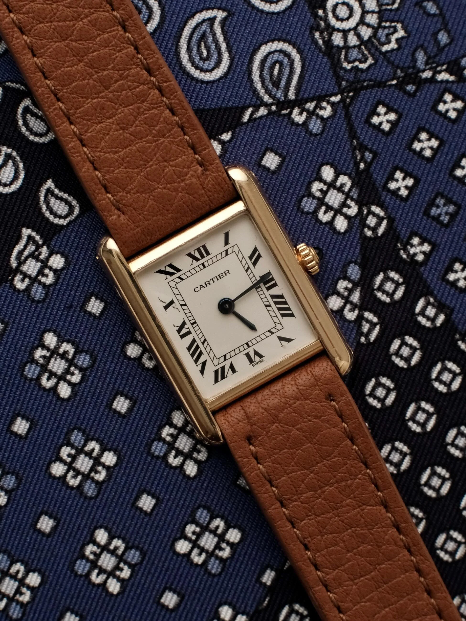 La classique de chez Cartier, en or jaune, et de la bonne taille ! Celle qui peut sembler un peu petite pour nos standards maximalistes actuels, &ccedil;a tombe bien &agrave; vous l&rsquo;avant garde et l&rsquo;&eacute;l&eacute;gance, chez Horolaj un