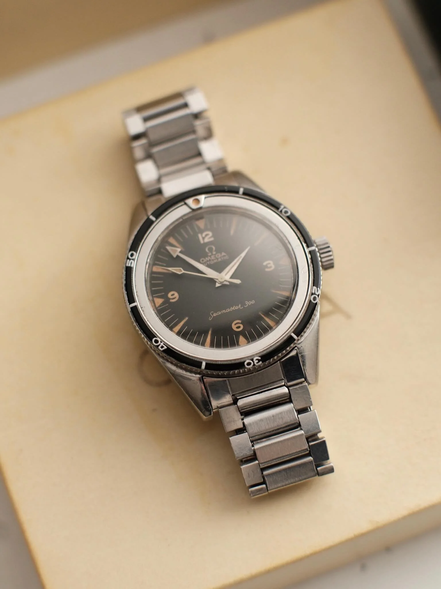 Tr&egrave;s bel exemple de restauration compl&egrave;te d&rsquo;une montre chez Horolaj sur une belle Omega Seamaster 300 vintage. &Agrave; la demande d&rsquo;un client qui souhaitait retrouv&eacute; une montre de son enfance dans son &eacute;tat tel
