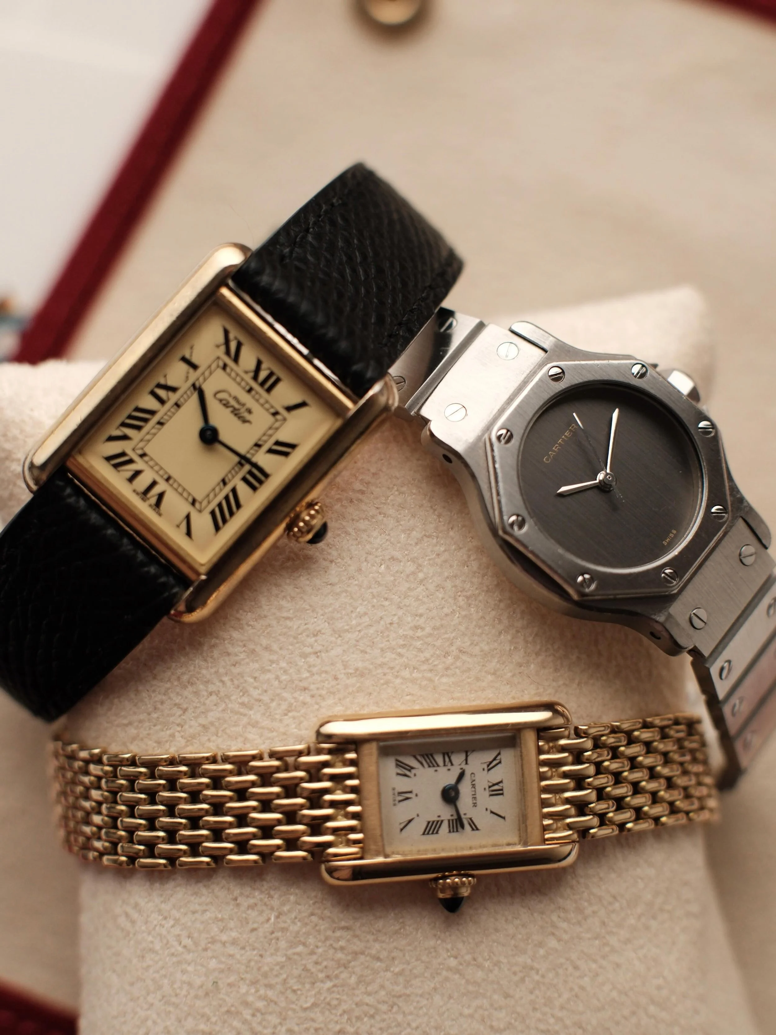 3 Cartier disponibles d&egrave;s aujourd&rsquo;hui &agrave; la boutique Horolaj, &agrave; venir essayer au 28 place des Lices &agrave; Rennes ! Envoyez-nous un message pour prendre rendez-vous.