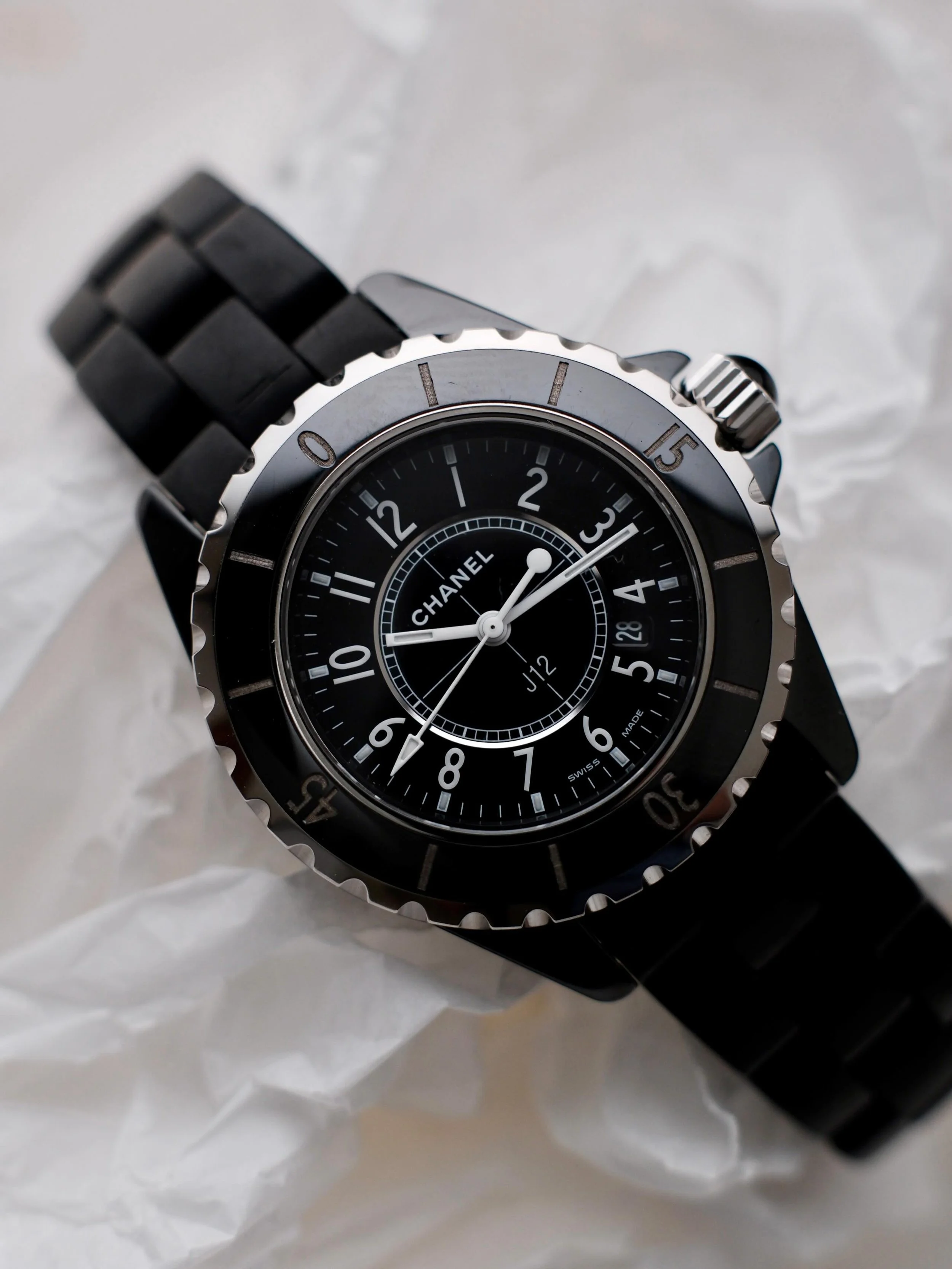 &Agrave; vendre &mdash; Chanel J12 Quartz en c&eacute;ramique. Livr&eacute;e avec sa boite et ses papiers&rsquo; r&eacute;vis&eacute;e et garantie 1 an.