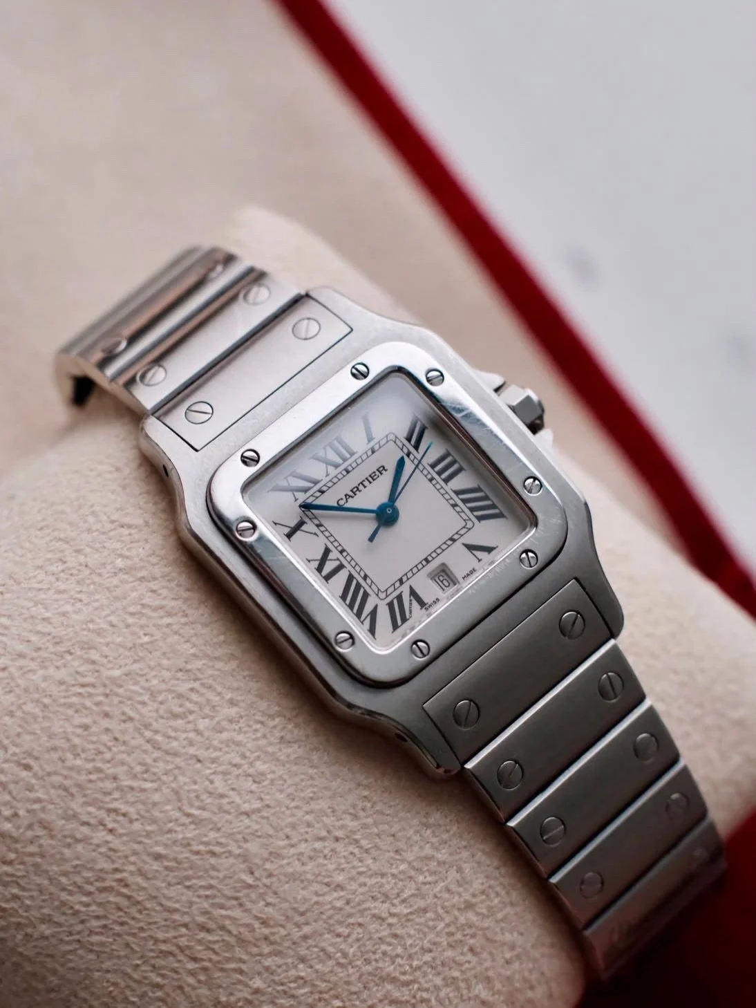 &Agrave; vendre &mdash; une belle Cartier Santos galb&eacute;e tout acier, mod&egrave;le &agrave; quartz 29mm tout &agrave; fait unisexe ! Dispo d&egrave;s maintenant chez Horolaj 😉