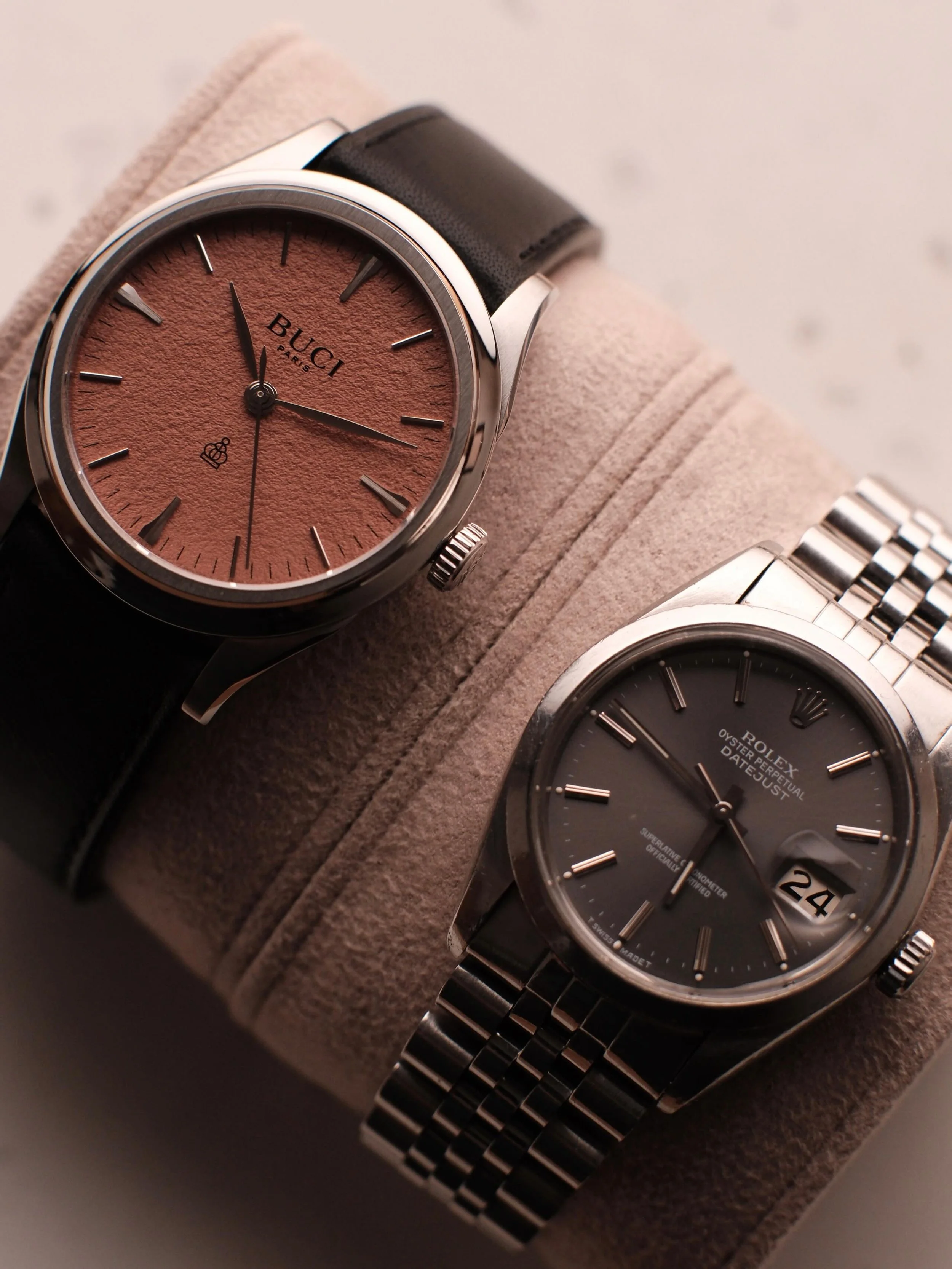 Une collection, &ccedil;a commence avec la deuxi&egrave;me ! Une moderne pour tous les jours et une vintage pour le weekend, par exemple. Un bracelet cuir et un bracelet acier, un chronographe et une montre &laquo;&nbsp;trois aiguilles&nbsp;&raquo;. 