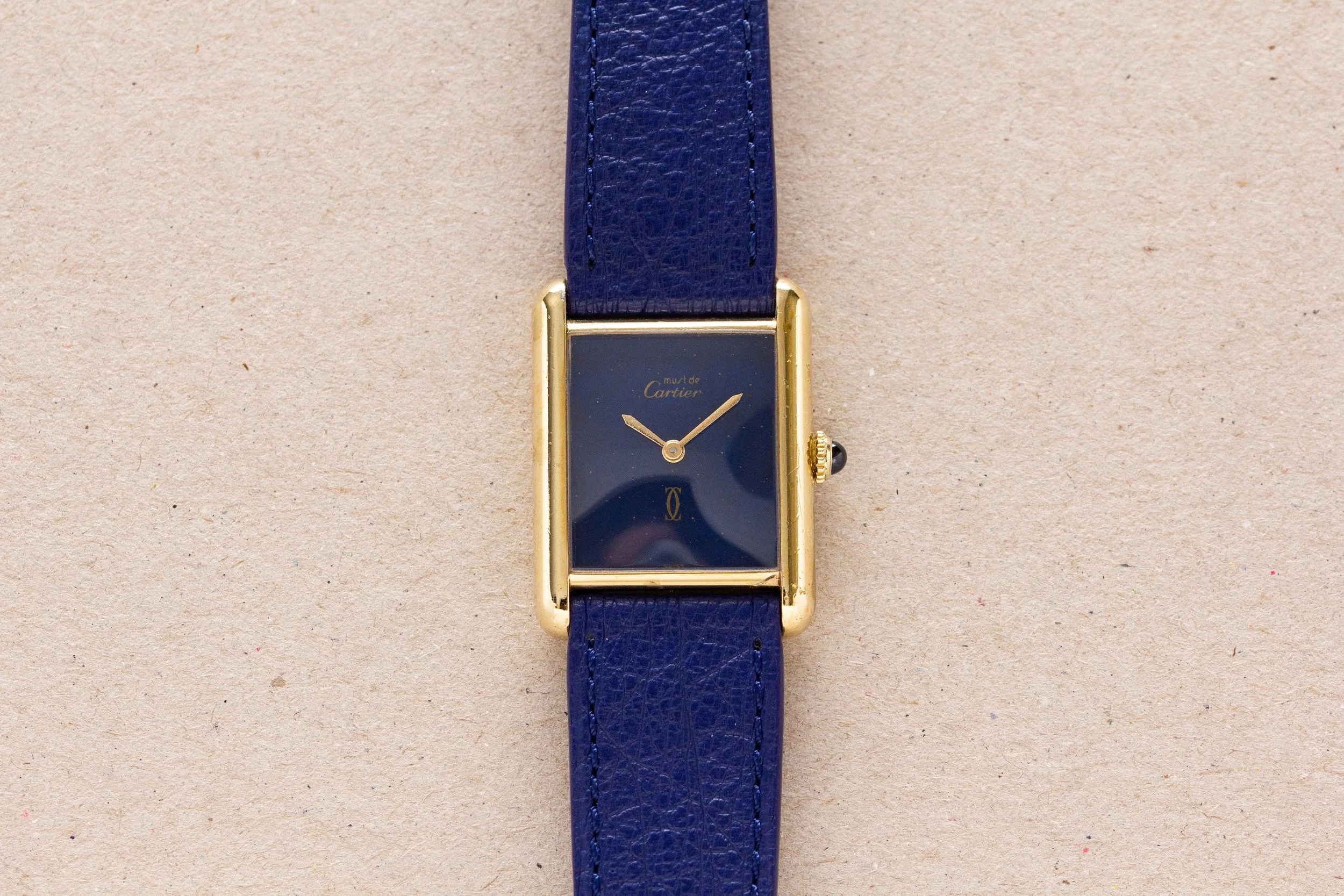 Montre bracelet Must de Cartier modèle Tank a cadran bleu en doré