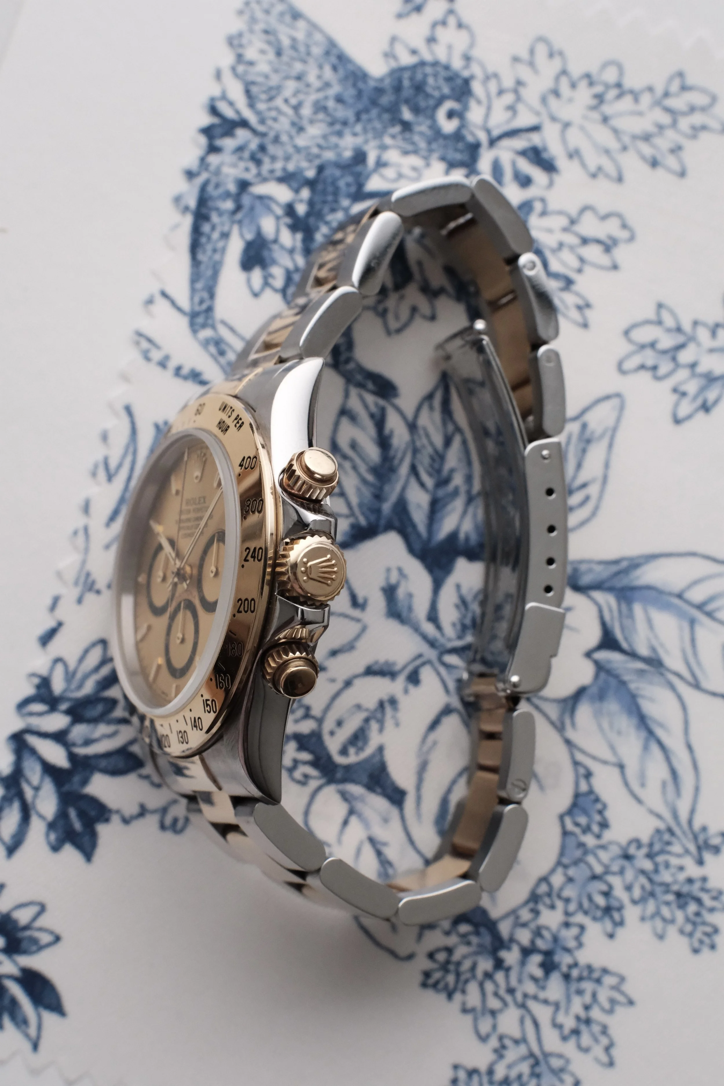 Vue de côté rolex daytona or acier