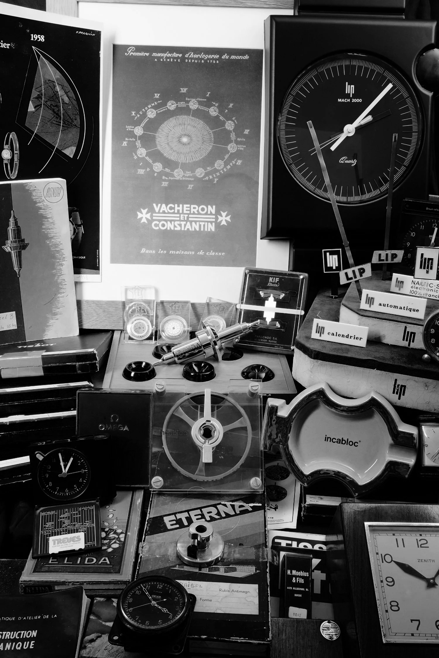 Nombreux accessoires, affiches et produits dérivés liés à l’univers de l’horlogerie