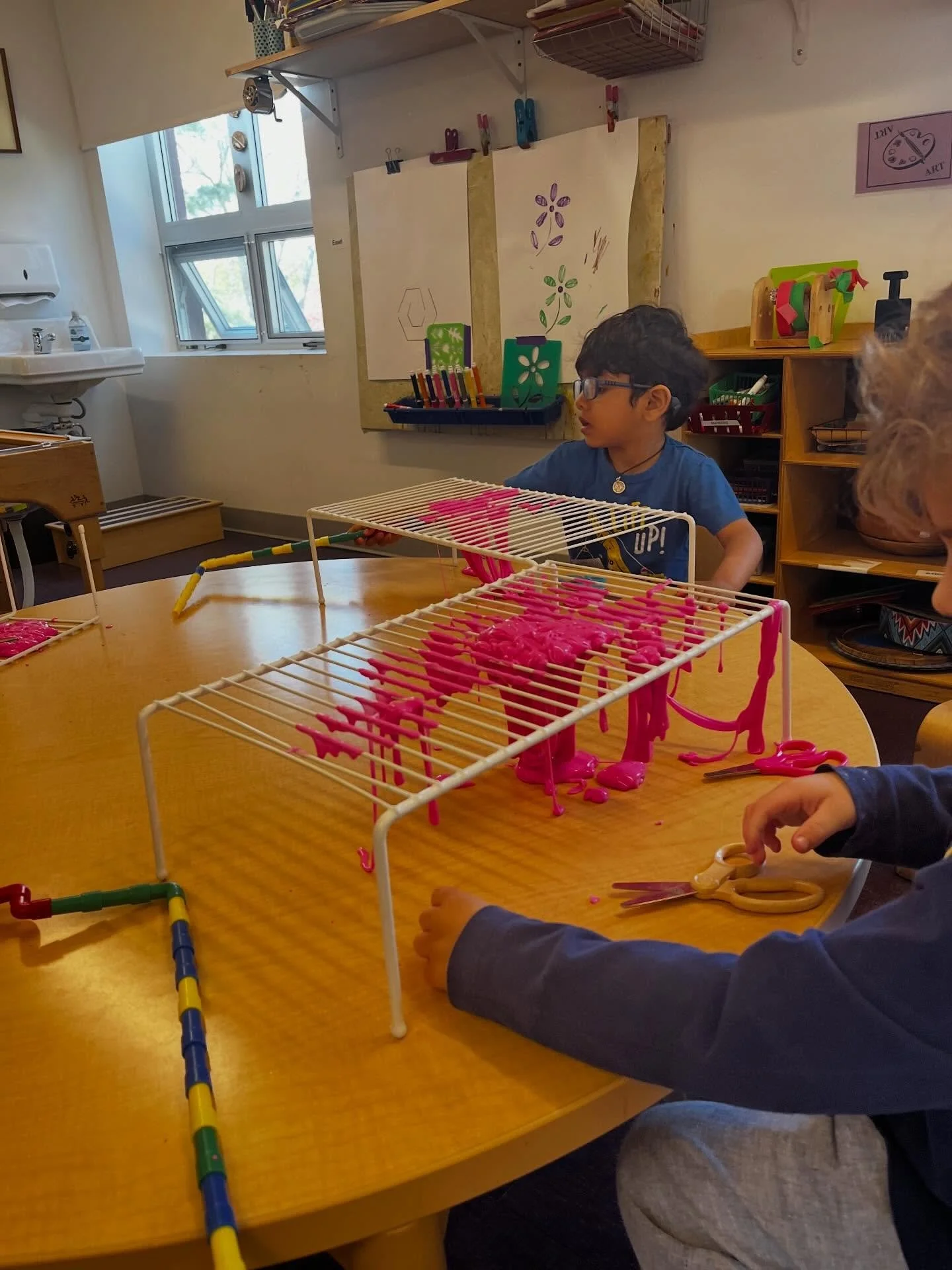 This activity was a hit with our Purple Room friends! It combined science, sensory and fine motor skills and it held their attention for an extended period of time. Such fun! 🤩💜