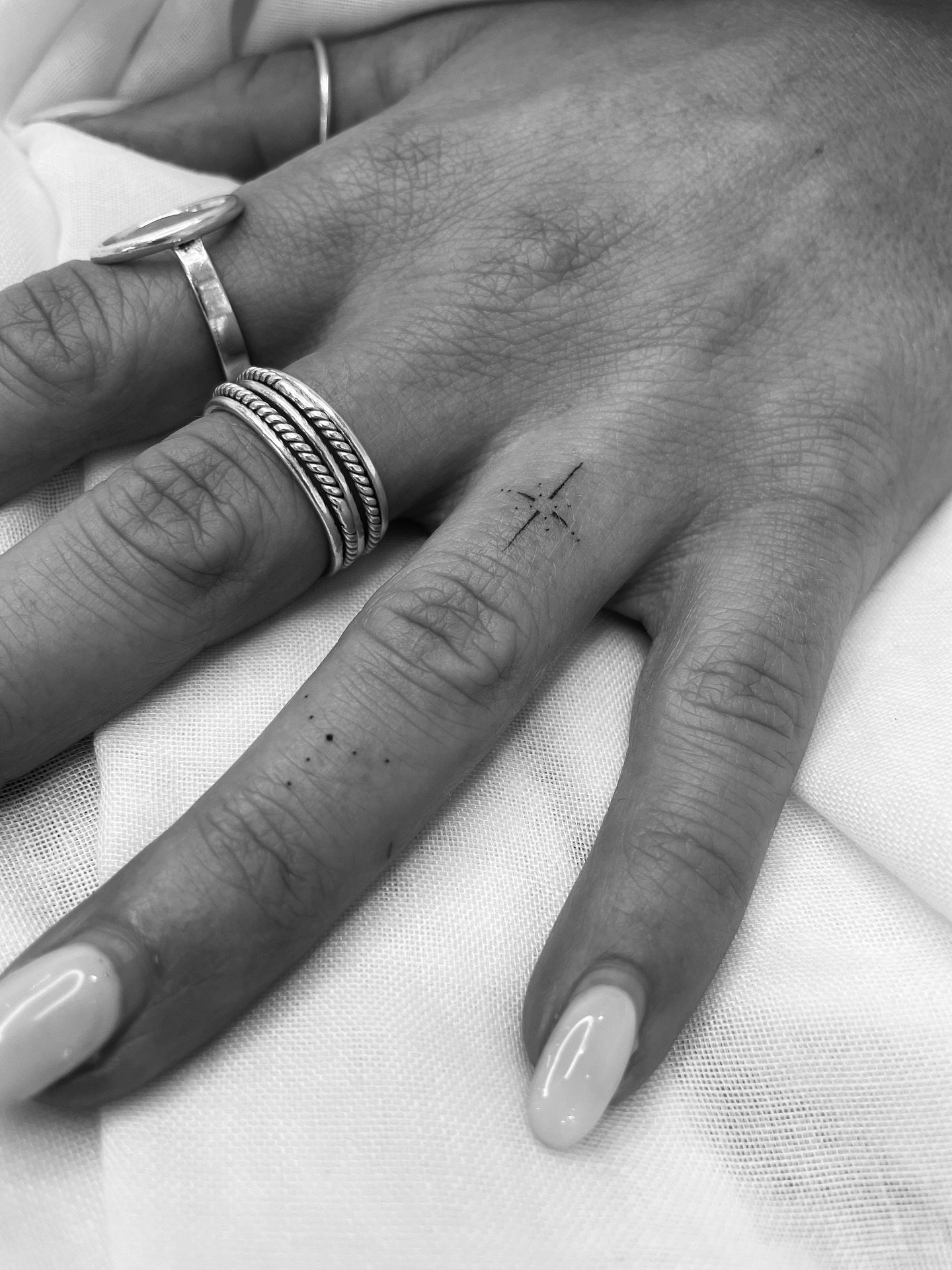 ✤ Delicate Finger Adornments ✤

Want finger ornaments, but don&rsquo;t want it to be too much because of your job or aesthetics?

Don&rsquo;t worry, I&rsquo;m here for you 🤍

Have you been putting off booking? Let&rsquo;s change that! Message me or 