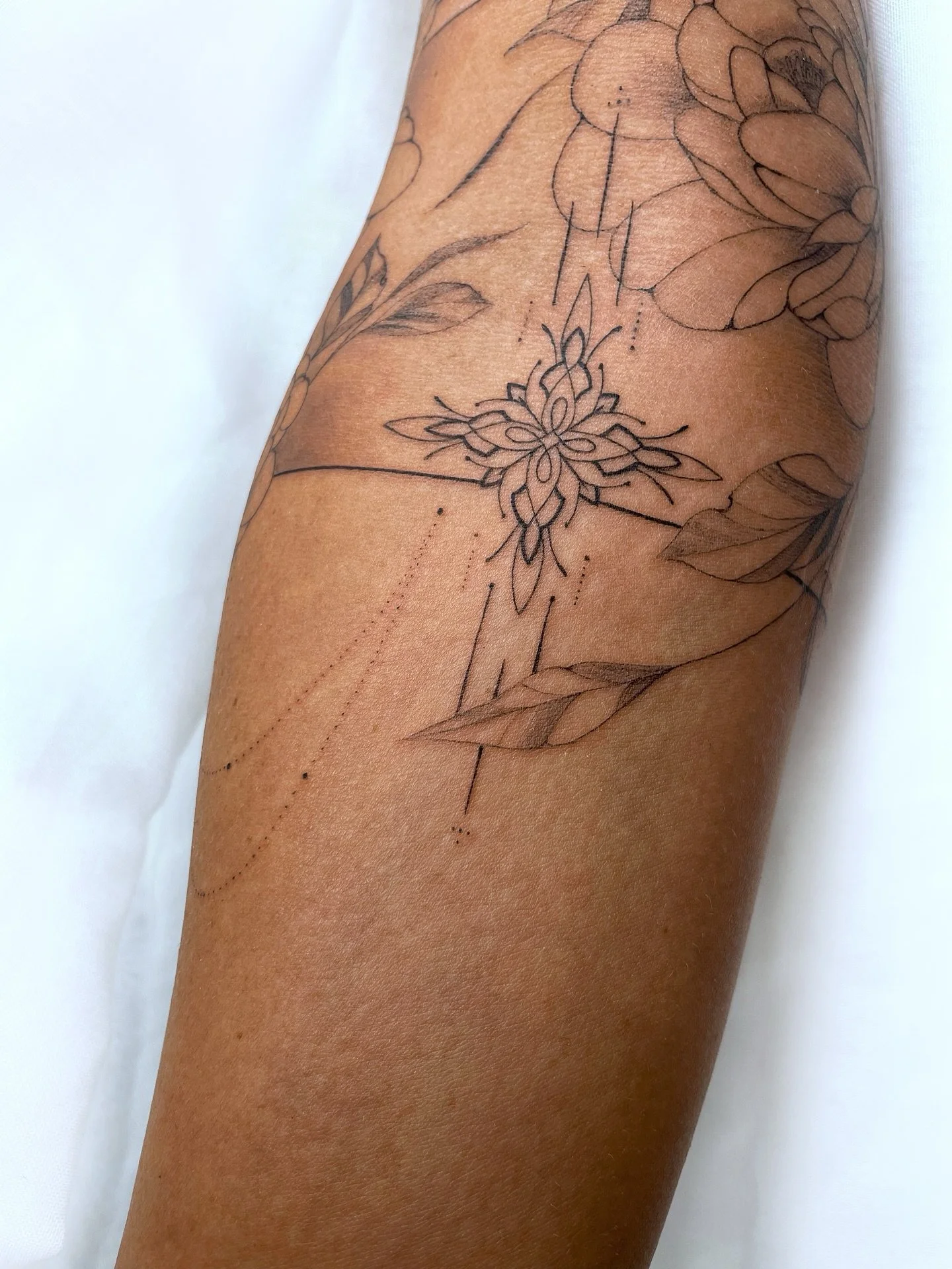 ✤ Arm band ✤

Such an amazing arm band with so many delicate elements 🤍

Comment &lsquo;DM&rsquo; and let&rsquo;s get chatting about your next beautiful and meaningful tattoo xx

Fine line tattoo Copenhagen 
Fine Line Tatoo Sydney
Tattoo Artist
Body