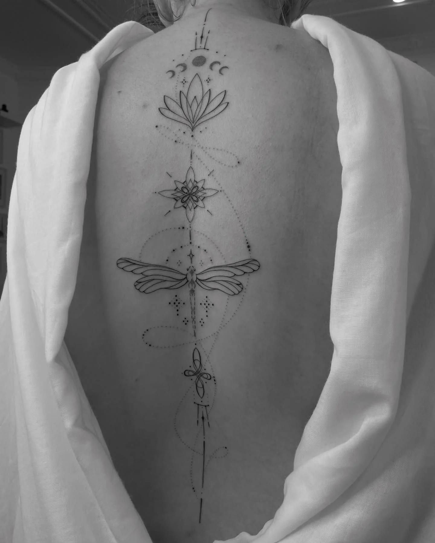 ✤ Gorgeous Spine Ornament ✤

Which of course includes my clients astrology and numerology chart to make sure it&rsquo;s a one of a kind piece ✨ How are the elements incorporated? through dots that only my client &amp; I know the placement of 😉 

To 