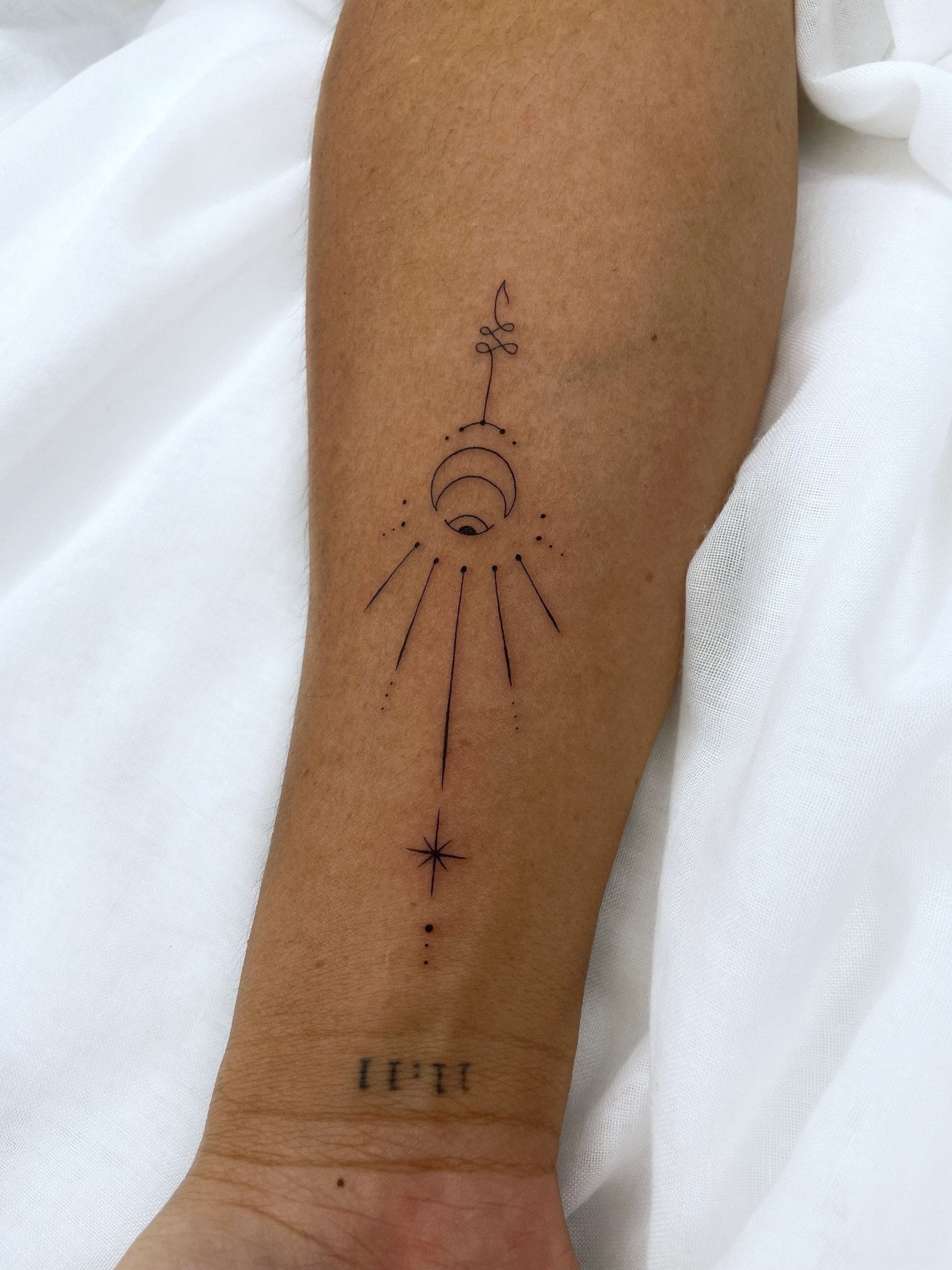 ✤ Forearm Ornament - swipe for micro lens view ✤

Delicate, timeless &amp; ultra crisp 🤍 

To schedule an appointment or request a consultation, please DM me @&zwnj;misskalitattoos xx