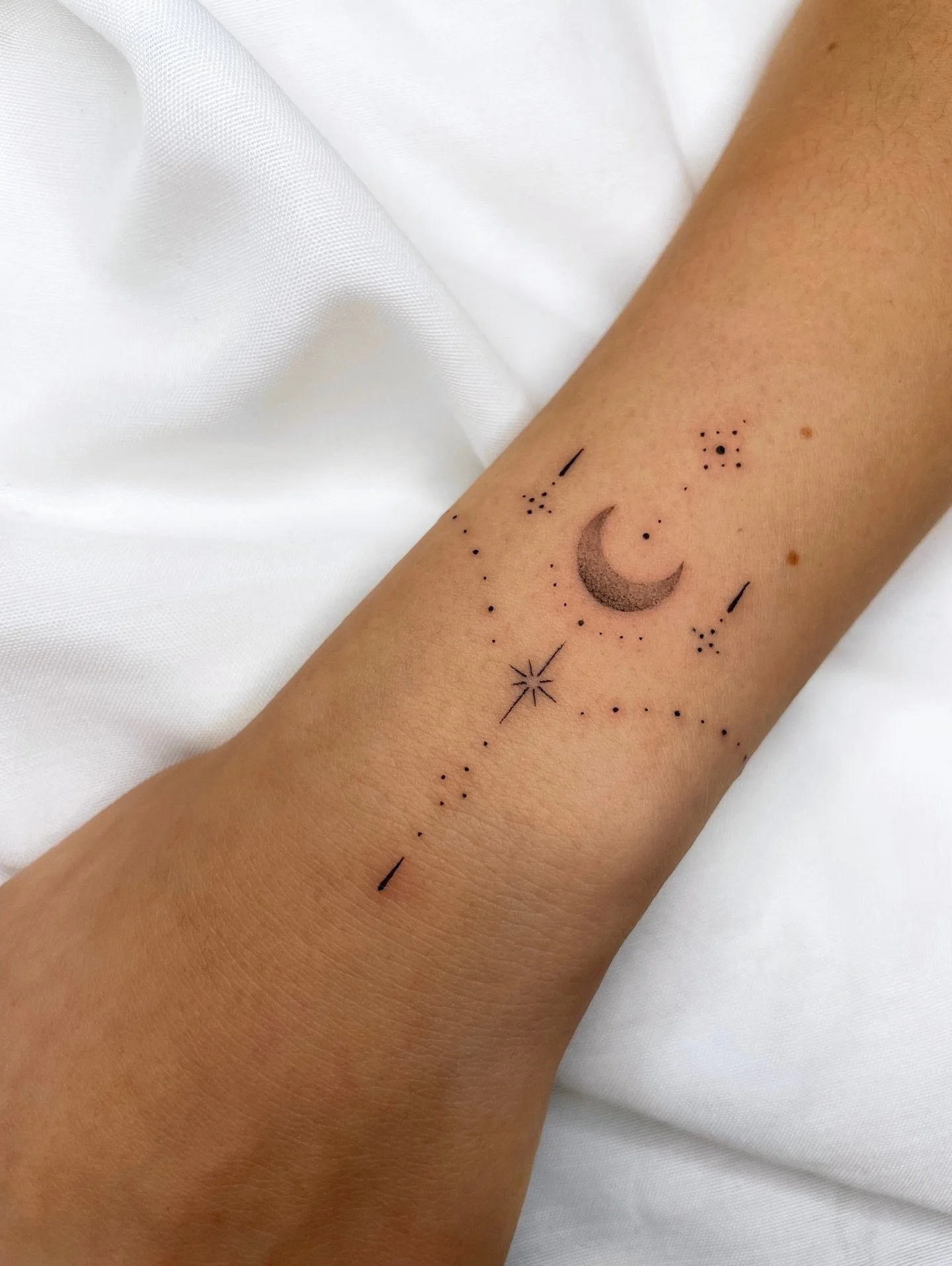 ✤ Delicate Wrist Tattoo ✤ 

NOW BOOKING MARCH + APRIL @_pranatattoo.com_ bondi beach // sydney 📣 To schedule an appointment or request a consultation, Message me and let&rsquo;s get chatting about your next beautiful tattoo xx

Fine line tattoo Sydn