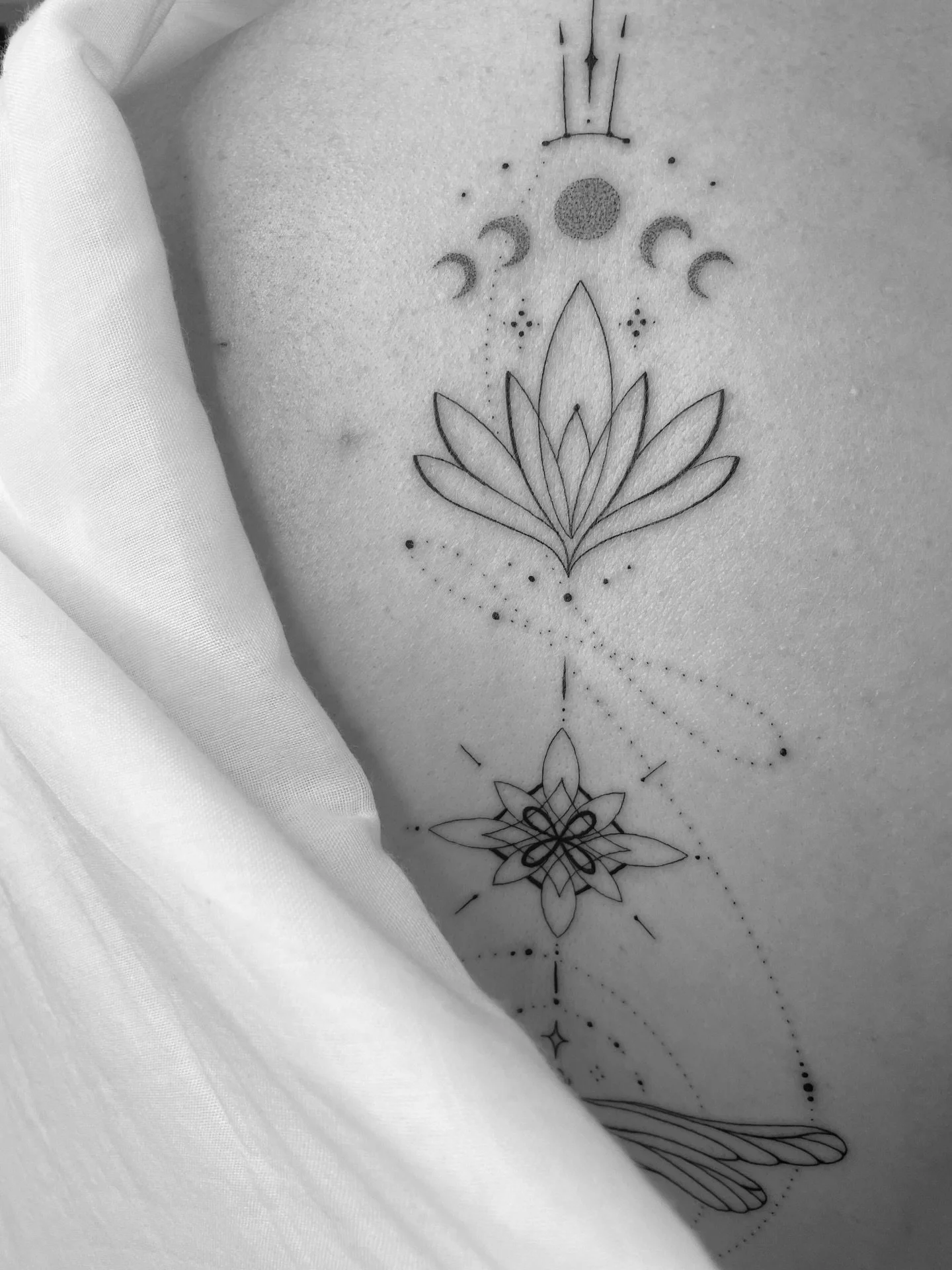 ✤ Delicate Spine Ornament ✤

NOW BOOKING APRIL + MAY + JUNE @_pranatattoo.com_ bondi beach // sydney 📣 To schedule an appointment or request a consultation, Message me and let&rsquo;s get chatting about your next beautiful tattoo xx

Fine line tatto