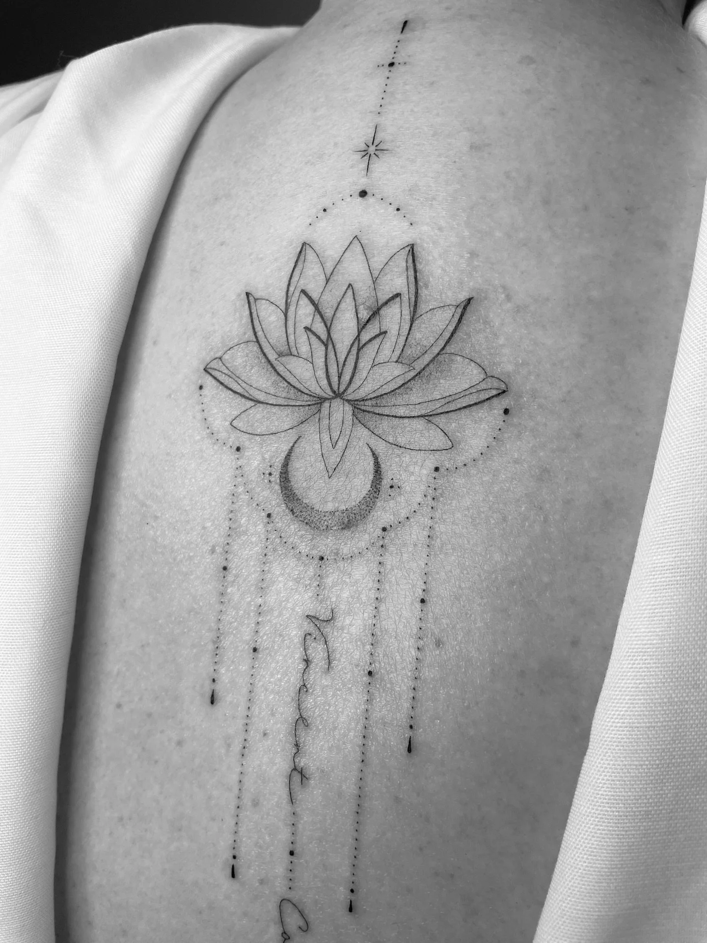 ✤ Spine Ornament ✤ 

BOOKING @_pranatattoo.com_ bondi beach // sydney 📣 To schedule an appointment or request a consultation, comment TATTOO or message me and let&rsquo;s get chatting about your next beautiful tattoo xx

Fine line tattoo Sydney
Spir