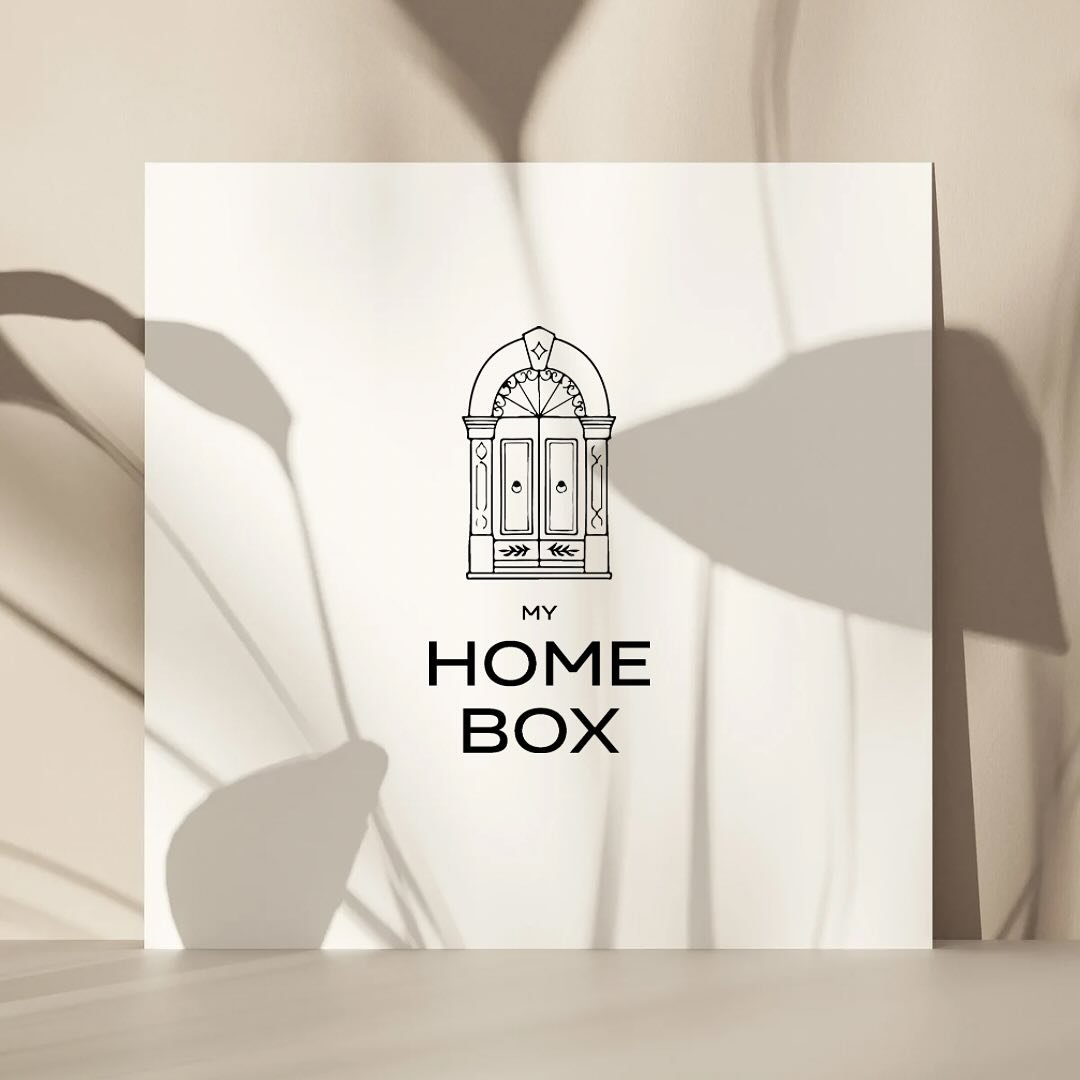 ✨ &laquo;&nbsp;My Home Box : une nouvelle porte s&rsquo;ouvre sur l&rsquo;&eacute;l&eacute;gance. 🚪 Notre nouveau logo, avec sa porte ancienne dessin&eacute;e &agrave; la main, &eacute;voque le charme intemporel de nos boxs d&eacute;co. 
🖌️ Les orn