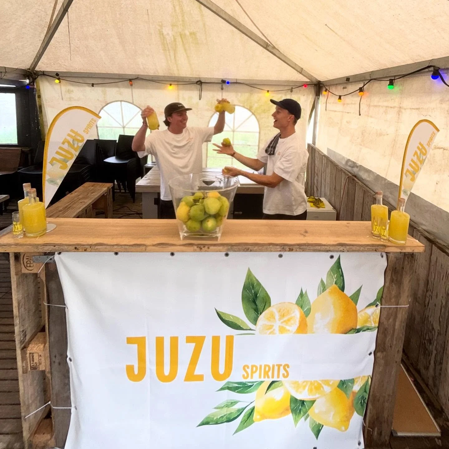 Wij zijn Mees &amp; Jurret en sinds kort de trotse eigenaren van JUZU Spirits!
Met alleen de beste biologische ingredi&euml;nten willen wij de allerbeste likeuren brouwen.

Afgelopen zaterdag hadden we onze vuurdoop: voor het eerst een eigen Limoncel