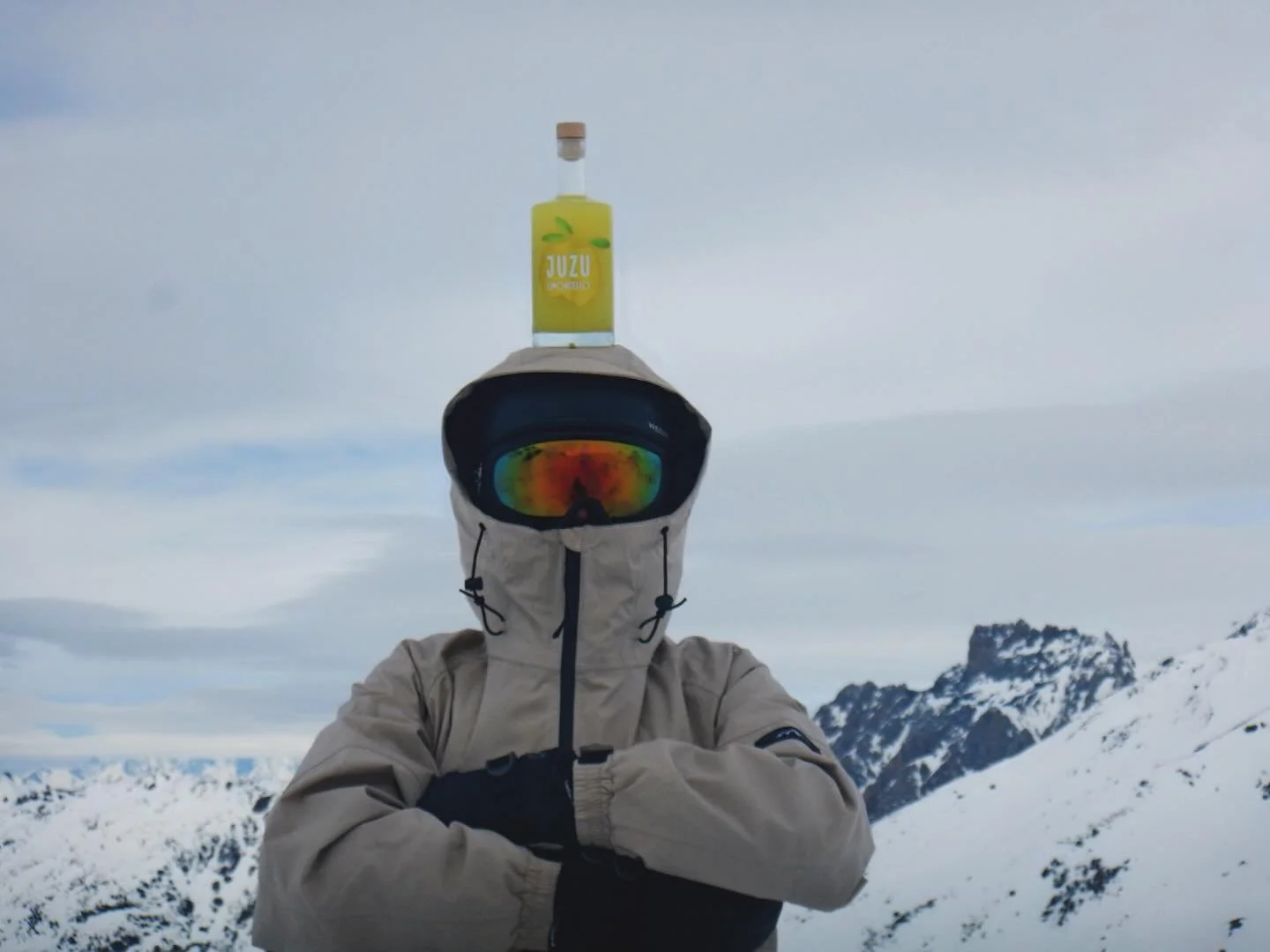 Ijskoud het lekkerst❄️🍋! 

Of je nou in de zon of in de sneeuw zit, Juzu limoncello is goed voor elk moment!! ☃️☀️

#JuzuSpirits #ijskoud #limoncello #wintersport