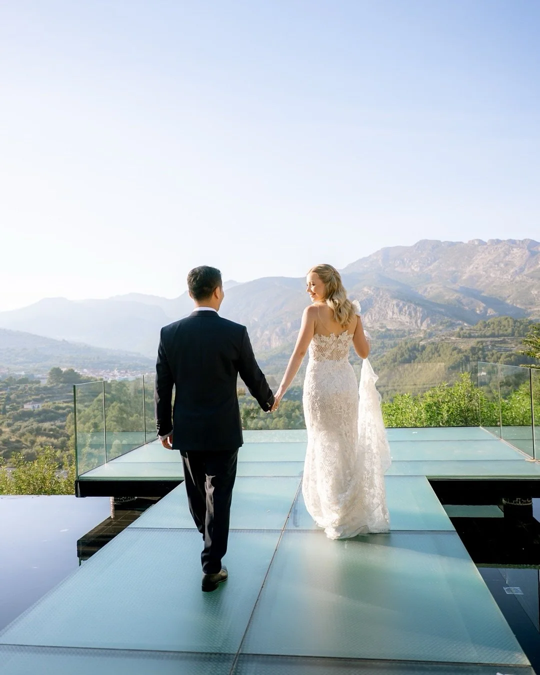 Hyunki &amp; Katia
We are pleased to share a preview of the highlights from the photo and video coverage of Hyunki and Katia&rsquo;s wedding at Hotel Vivood.
This stunning hotel, nestled in the mountains of Alicante, provided an exceptional setting f