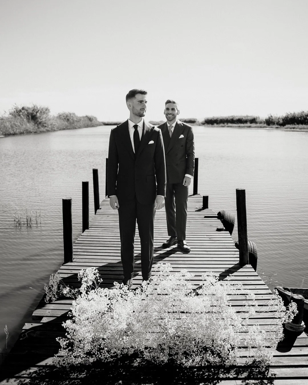 En un rinc&oacute;n m&aacute;gico de la Albufera de Valencia, Nacho y Pablo celebraron su amor en una boda llena de magia y elegancia.
La ceremonia y el banquete se realiz&oacute; en una encantadora mas&iacute;a que para los invitados fue accesible s