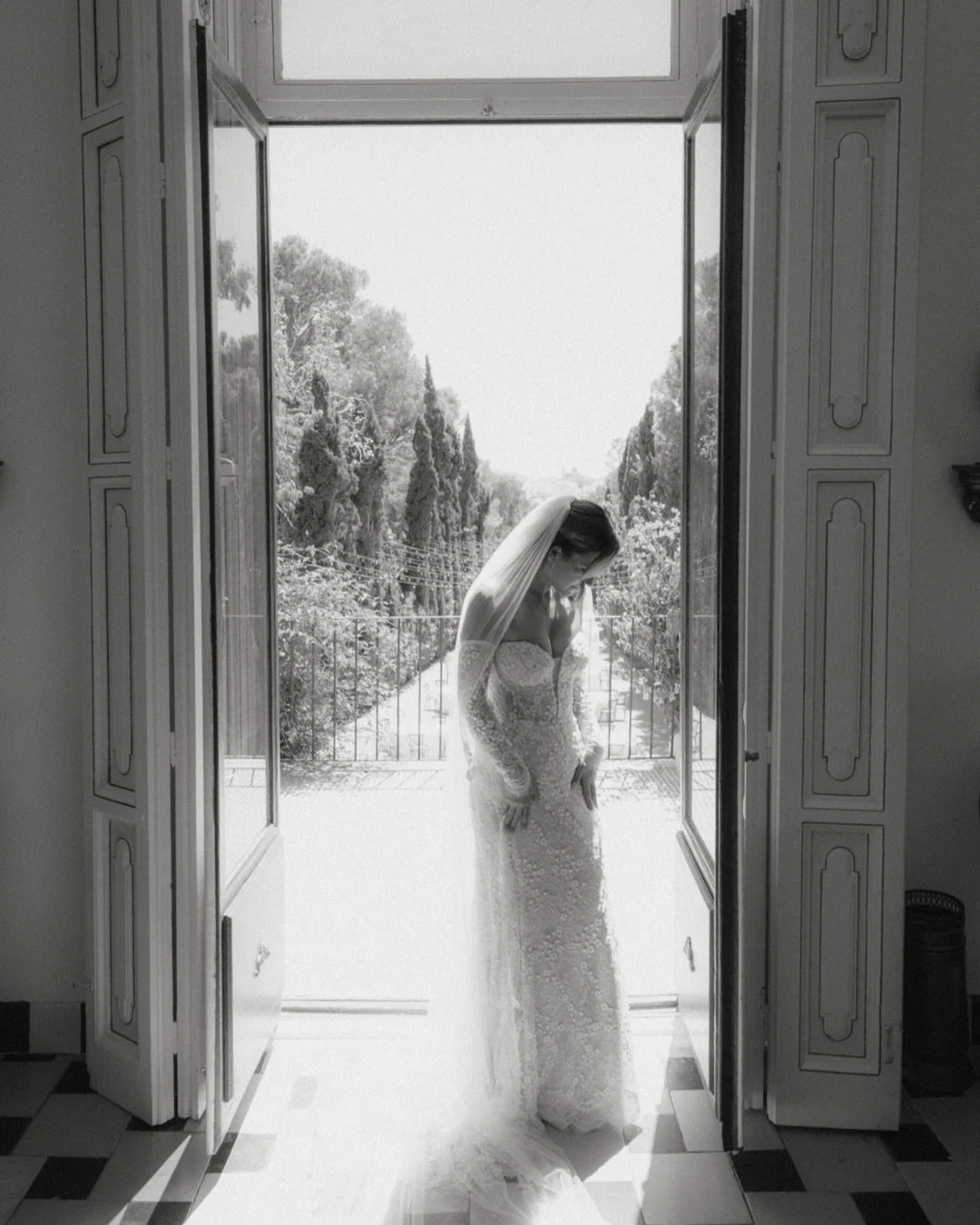 Rayen&amp;Aim&eacute;e.
Is there anything more magical than promising eternal love with the Mediterranean Sea as your witness?
Last Saturday, we had the absolute privilege of capturing a beautiful new love story at one of our favorite corners of the 