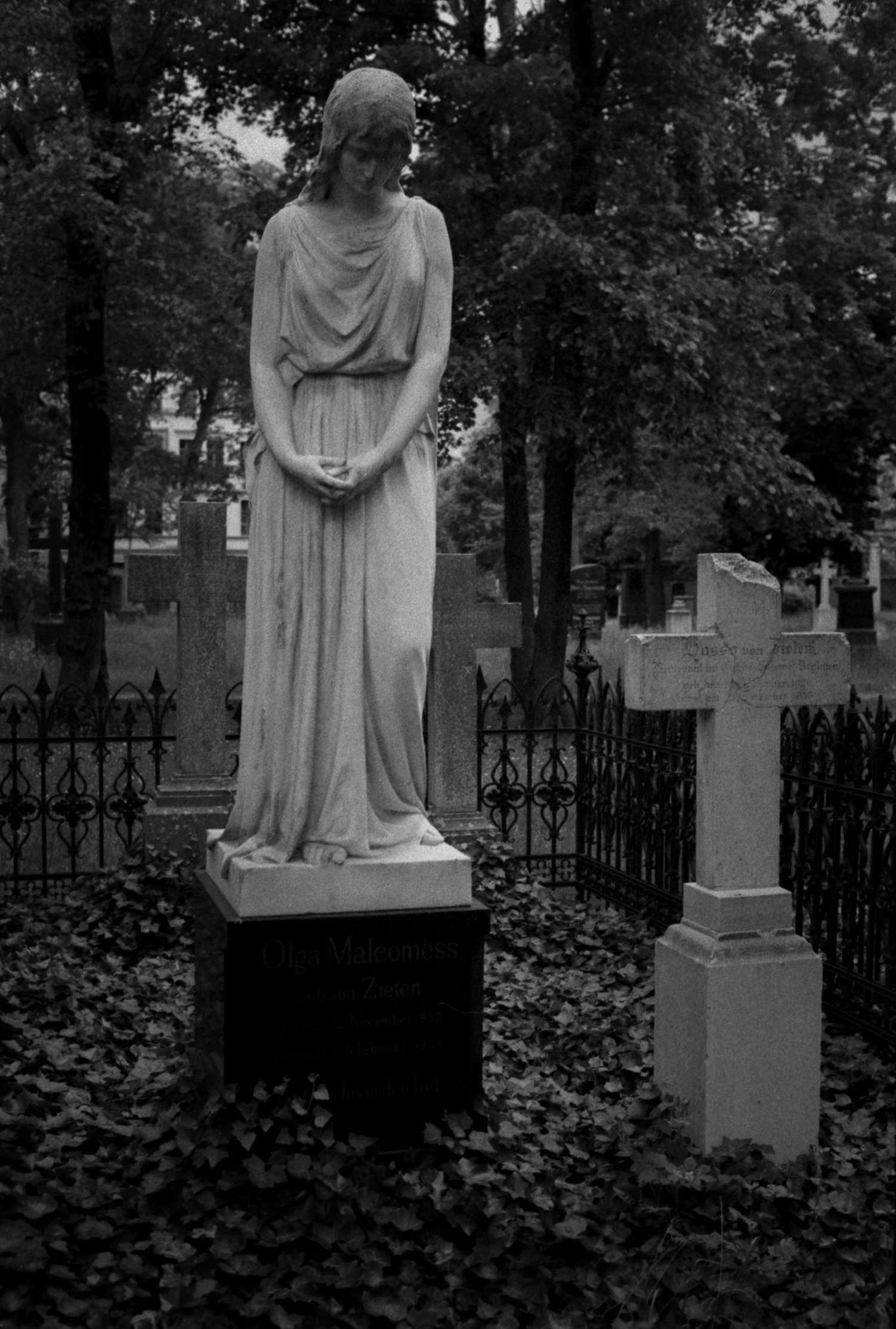 grave statue.jpg