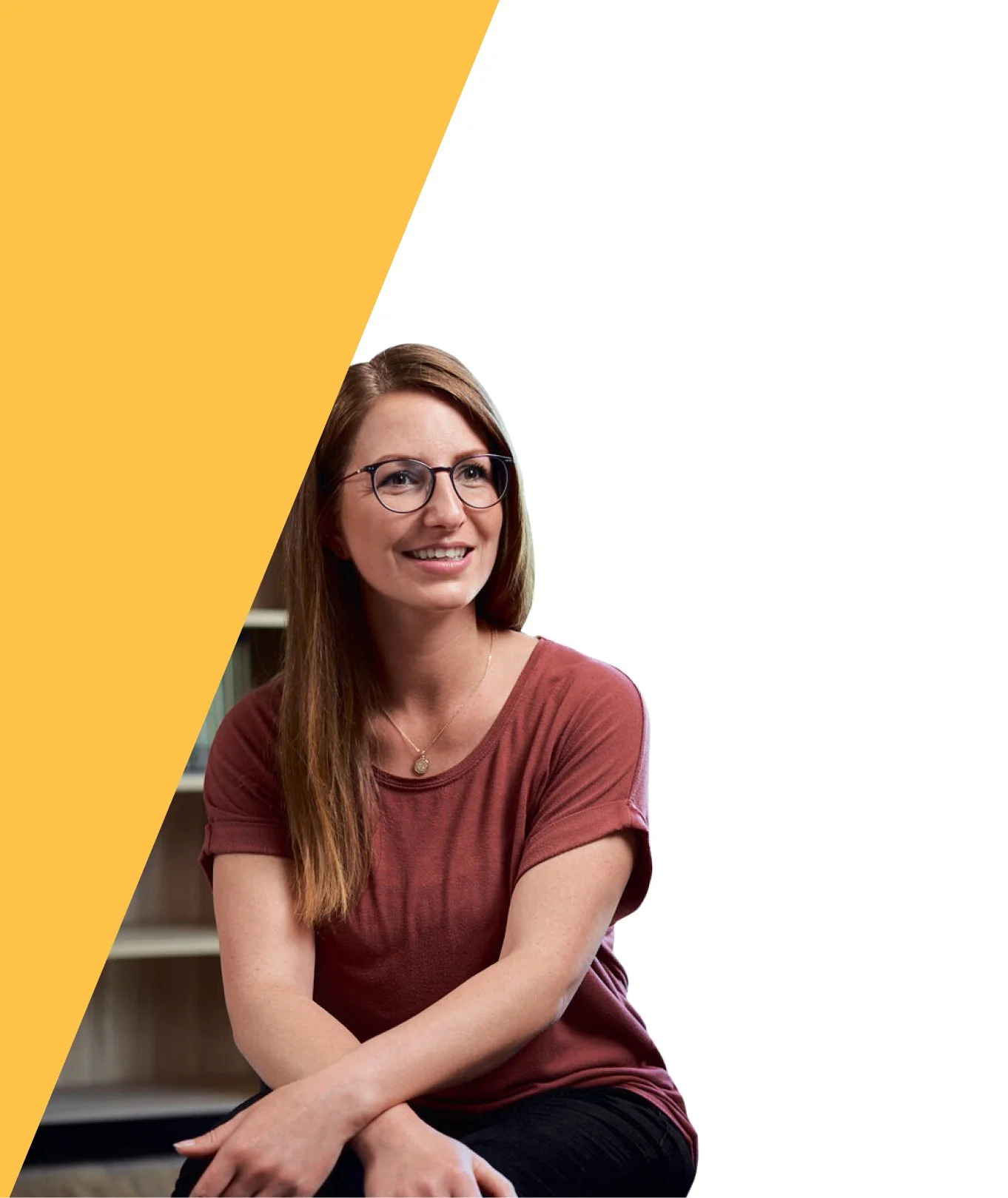 Eine lachende Frau mit Brille und braunem T-Shirt sitzt in einem Raum, die Seite des Bildes ist mit einem gelben und weißen Bereich gestaltet.