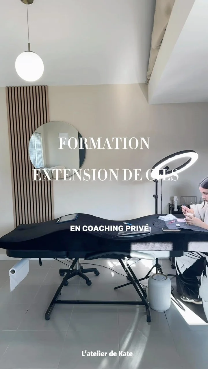 Si tu regardes ce post c’est le signe que les extensions de cils t’intéresse !
Tu veux devenir une pro des extensions de cils ? ✨
Ma formation complète te donne toutes les clés pour réussir !
Des technique