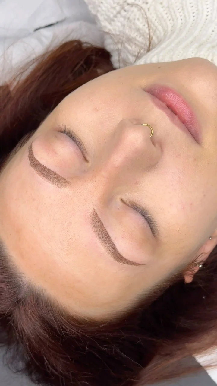 Transformer votre regard sans effort grâce a la technique #ombrebrows ✨
Un joli avant/apres 🔥🔥
Des sourcils naturels, définis et adaptés a votre visage. Fini les retouches quotidiennes 💁🏻‍♀️
🤍 Pourquoi choisir le maqu