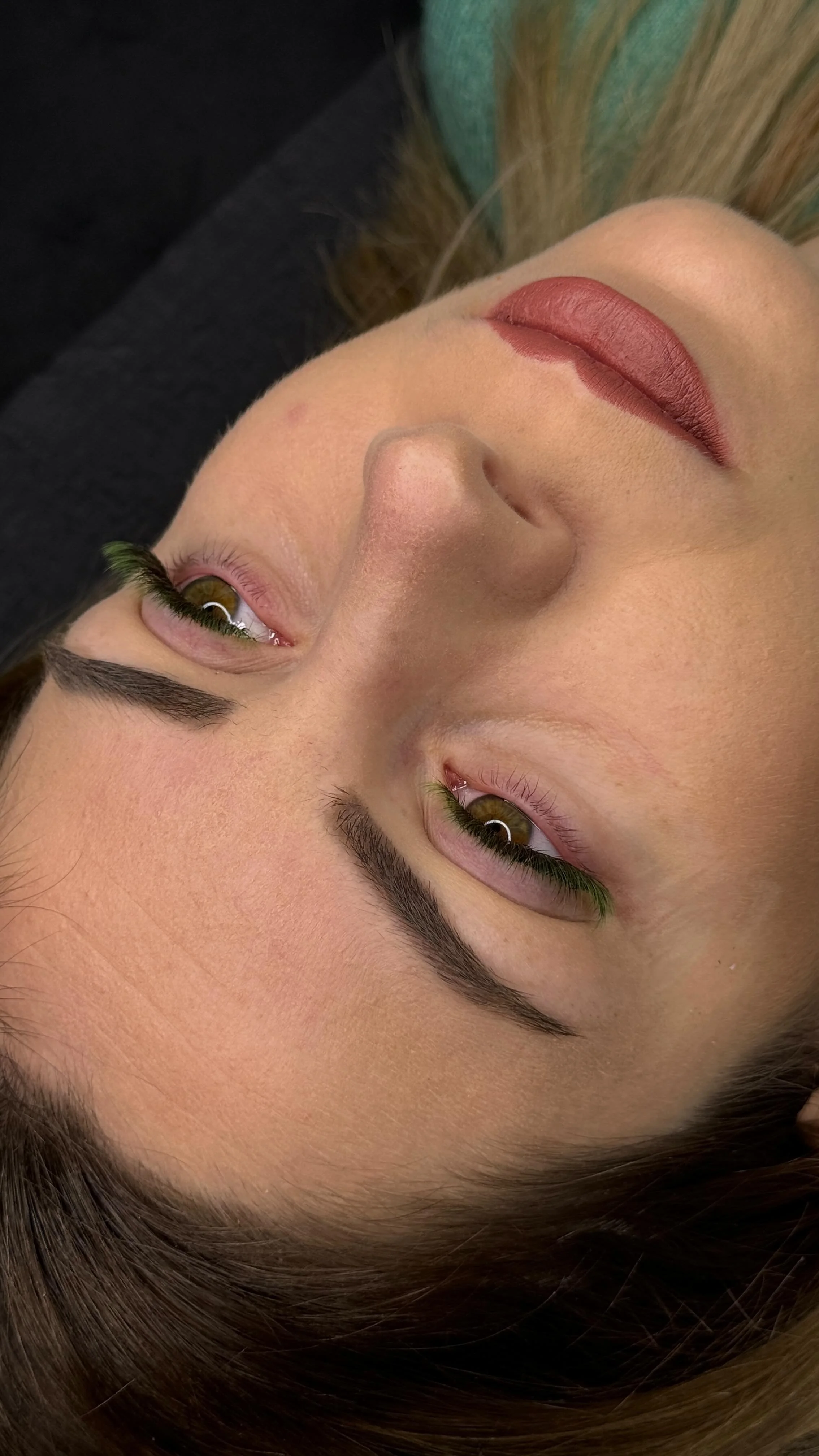 💚 OMBRE GREEN LASHES 💚
✨ Ultra tendance les cils ombrés verts ! ✨
Un dégradé subtil, une touche d’audace, et un regard qui ne passe jamais inaperçu. Ces cils sont parfaits pour celles qui veulent sublimer leur b