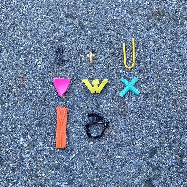 S-Z TRASH TO TREASURE : MINI Finding treasures on the street to make an alfabet. #alfabet #font #fonts #plastic #plasticpolution #trash #trashtreasure #street #walkingthedog #walkthedog #recycle #recycling #recycleart #recycleartist #recycleartwork #