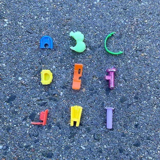 A-I TRASH TO TREASURE : MINI Finding treasures on the street to make an alfabet. #alfabet #font #fonts #plastic #plasticpolution #trash #trashtreasure #street #walkingthedog #walkthedog #recycle #recycling #recycleart #recycleartist #recycleartwork #