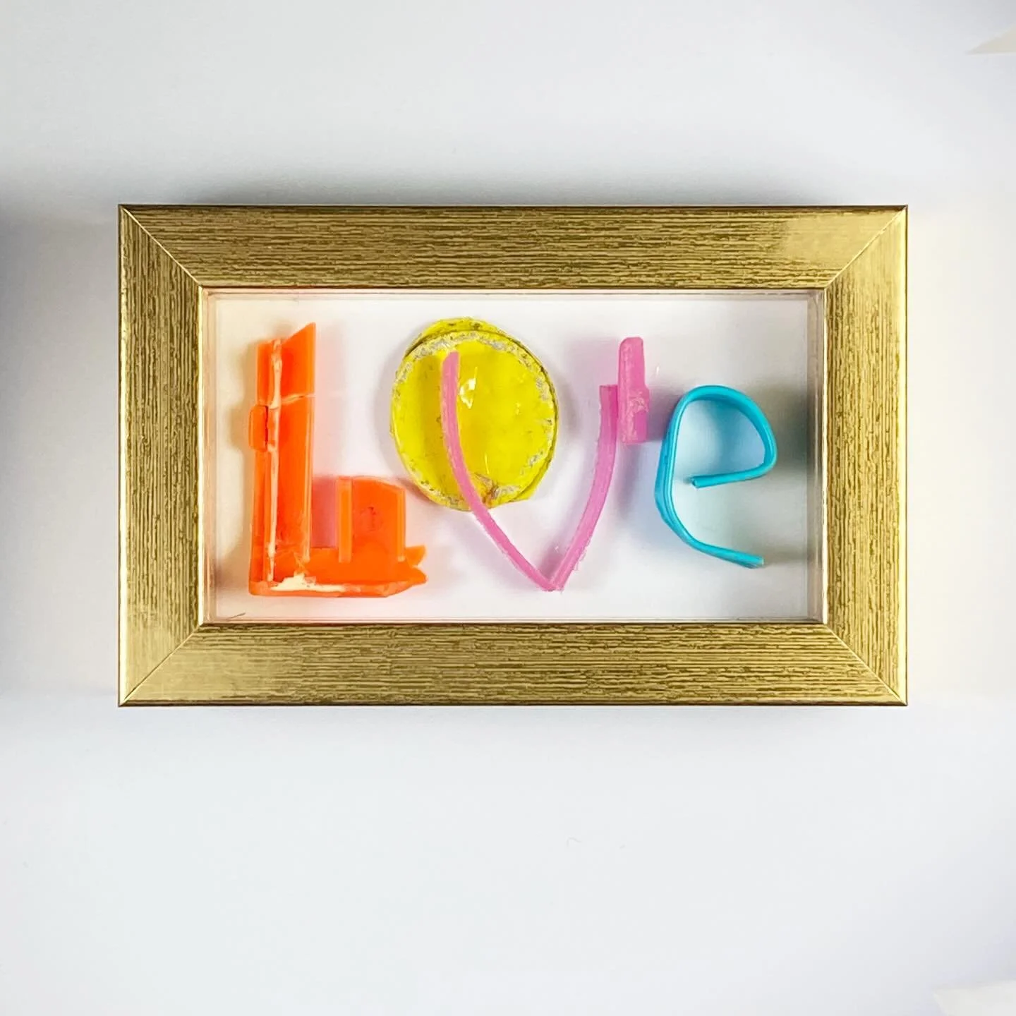 Te koop : gouden lijst (8,5cmx5,5cm) met het woord &ldquo;LOVE&rdquo; met nr. (1/50) De letters zijn handgemaakt van de straat gevonden materialen. Prijs weten, stuur een DM. For sale : golden frame (8,5xcm5,5cm) featuring the word &ldquo;LOVE&rdquo;