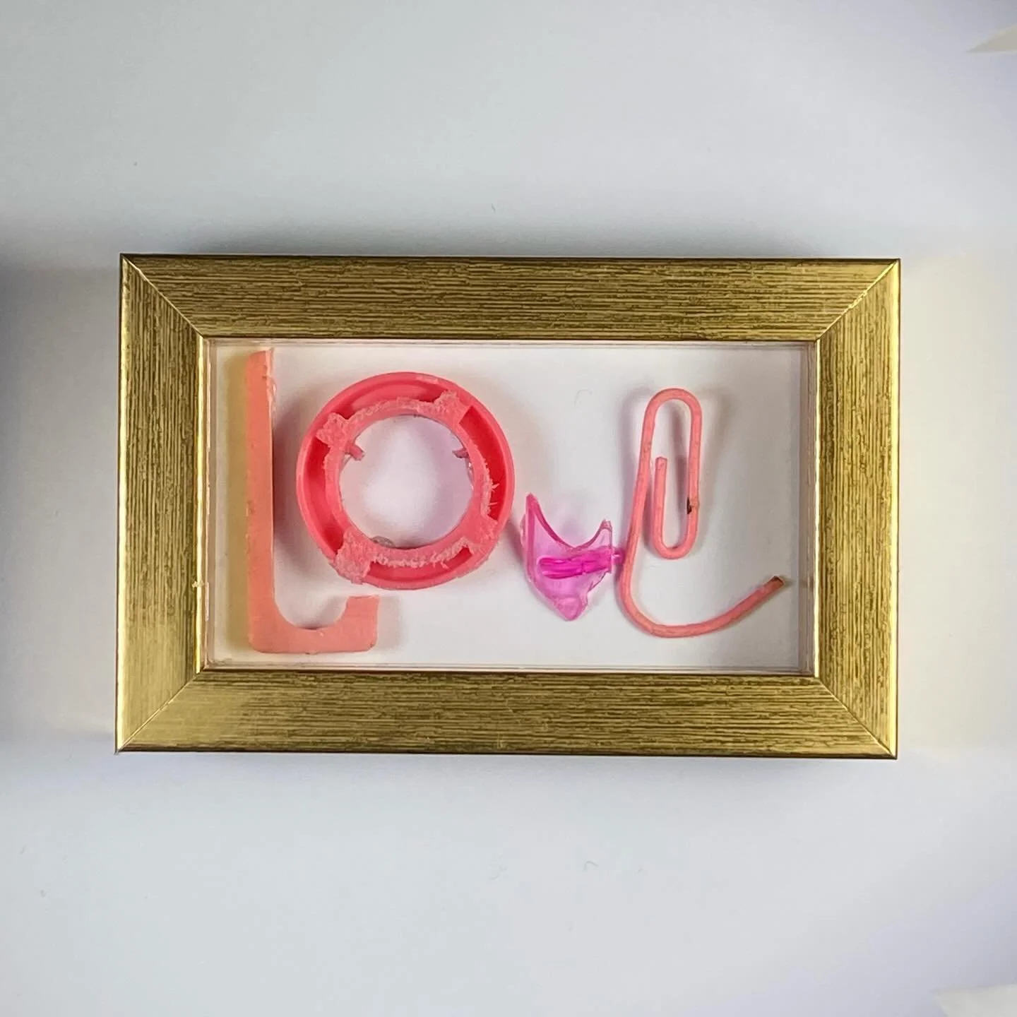 Te koop : gouden lijst (8,5cmx5,5cm) met het woord &ldquo;LOVE&rdquo; met nr. (2/10) De letters zijn handgemaakt van de straat gevonden materialen. Prijs weten, stuur een DM. For sale : golden frame (8,5xcm5,5cm) featuring the word &ldquo;LOVE&rdquo;