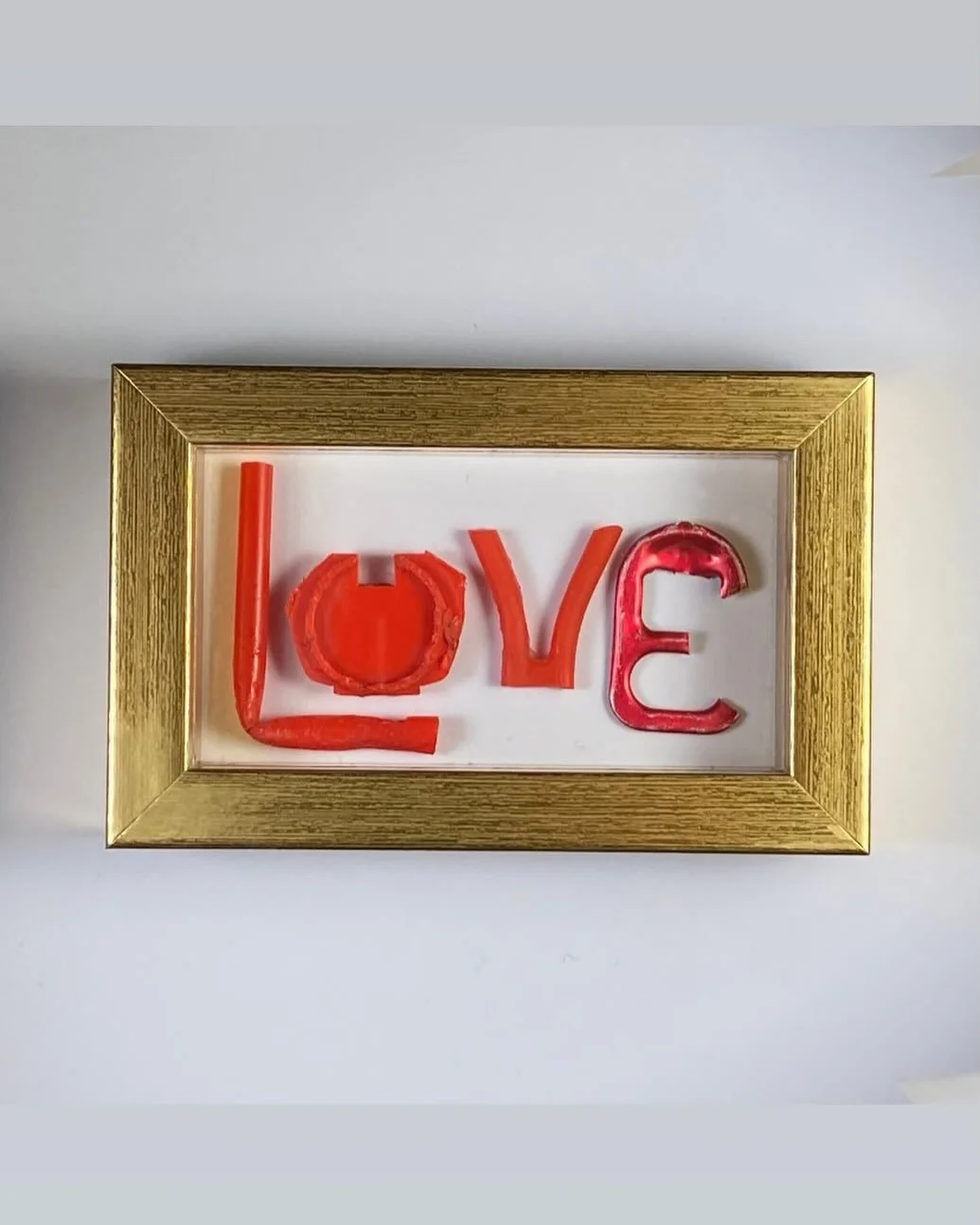 Te koop : gouden lijst (8,5cmx5,5cm) met het woord &ldquo;LOVE&rdquo; met nr. (3/10) De letters zijn handgemaakt van de straat gevonden materialen. Prijs weten, stuur een DM. For sale : golden frame (8,5xcm5,5cm) featuring the word &ldquo;LOVE&rdquo;