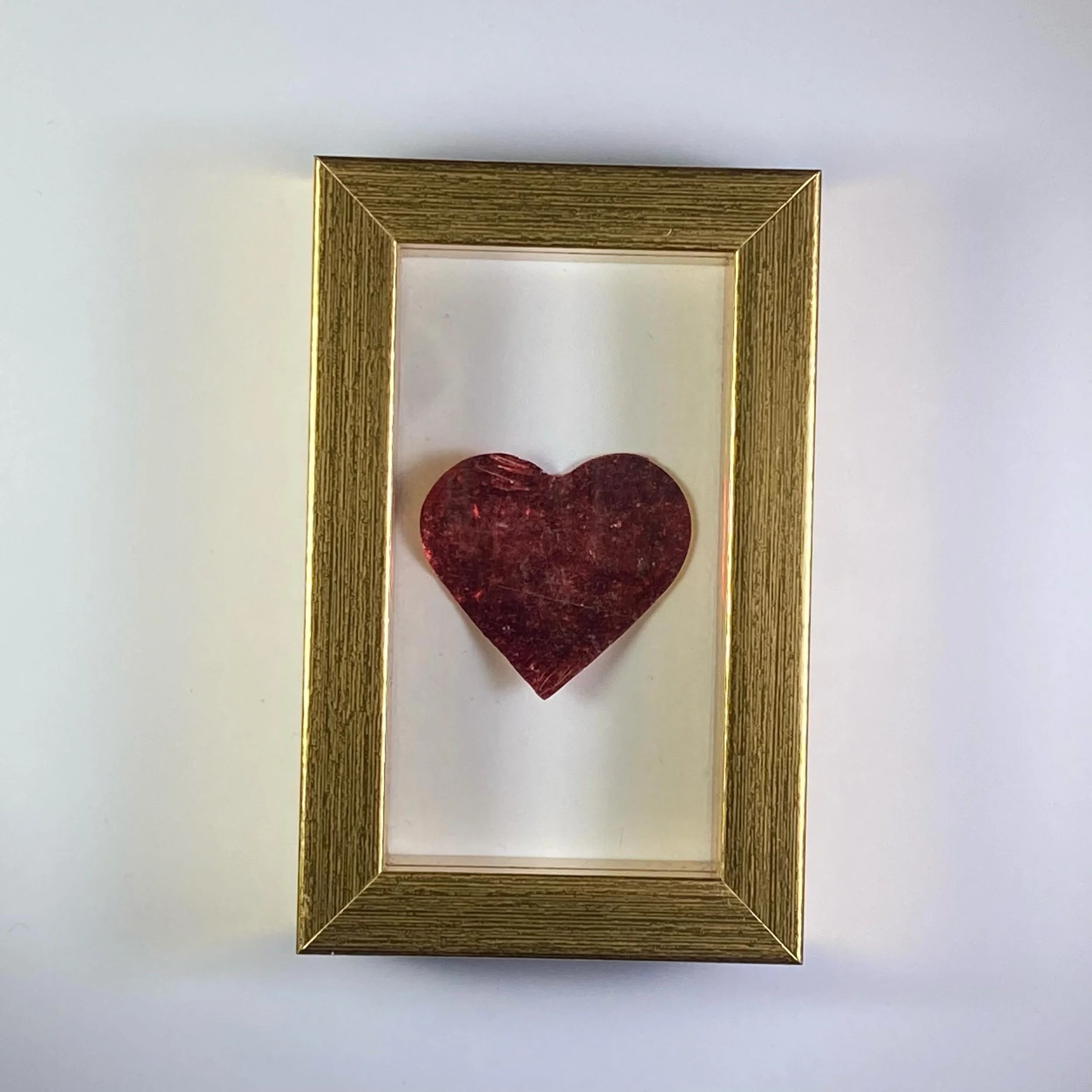 VERKOCHT Fair Werkaanhetspoel : gouden lijst (8,5cmx5,5cm) met een Hart met nr. (3/10) De letters zijn handgemaakt van de straat gevonden materialen. SOLD : golden frame (8,5xcm5,5cm) featuring a heart nr. (3/10) The letters are handmade from materia