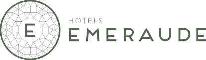 Logo de l'hôtel Emerald avec un symbole circulaire et le nom en vert foncé.