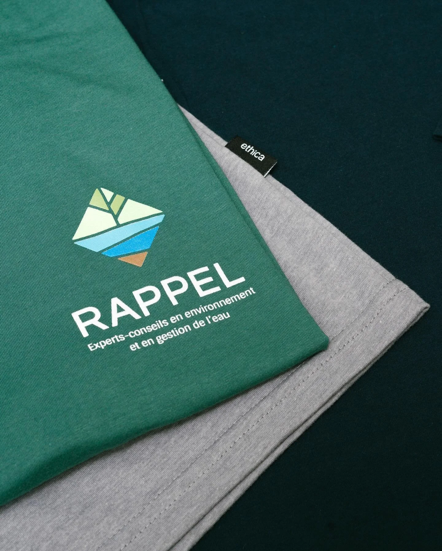 S&eacute;rigraphie 6 couleurs pour la coop&eacute;rative @rappel_coop sur chandails @boutique.ethica produits &agrave; partir de fibres biologiques et recycl&eacute;es ♻️