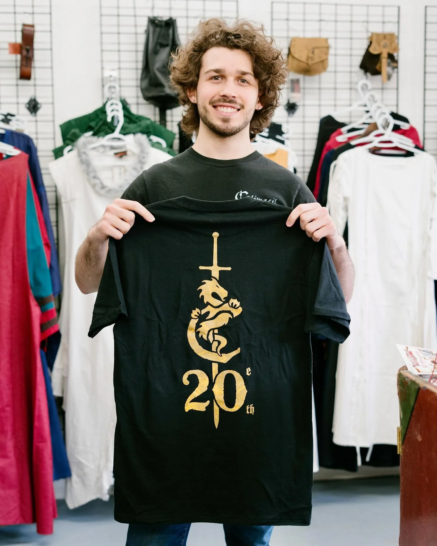 Petit d&eacute;tour chez nos amis de chez @calimacil_official pour la livraison de leurs tous nouveaux t-shirts pour f&ecirc;ter leur 20e anniversaire. F&eacute;licitations! 🎉