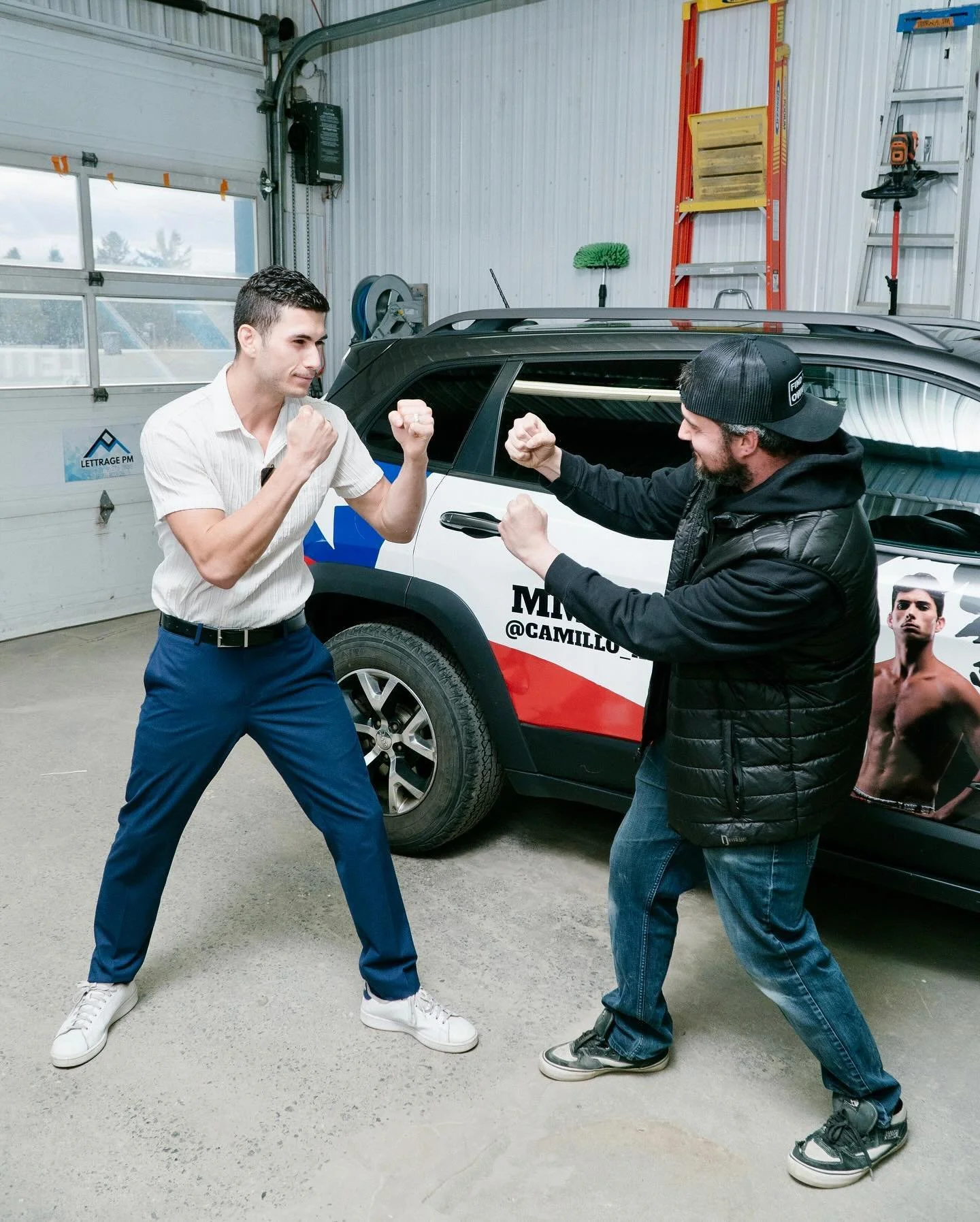 Lettrage int&eacute;gral de v&eacute;hicule pour @camillo_avellan_mma. Suivez-le pour rester &agrave; l&rsquo;aff&ucirc;t de ses prochains combats! 🥊