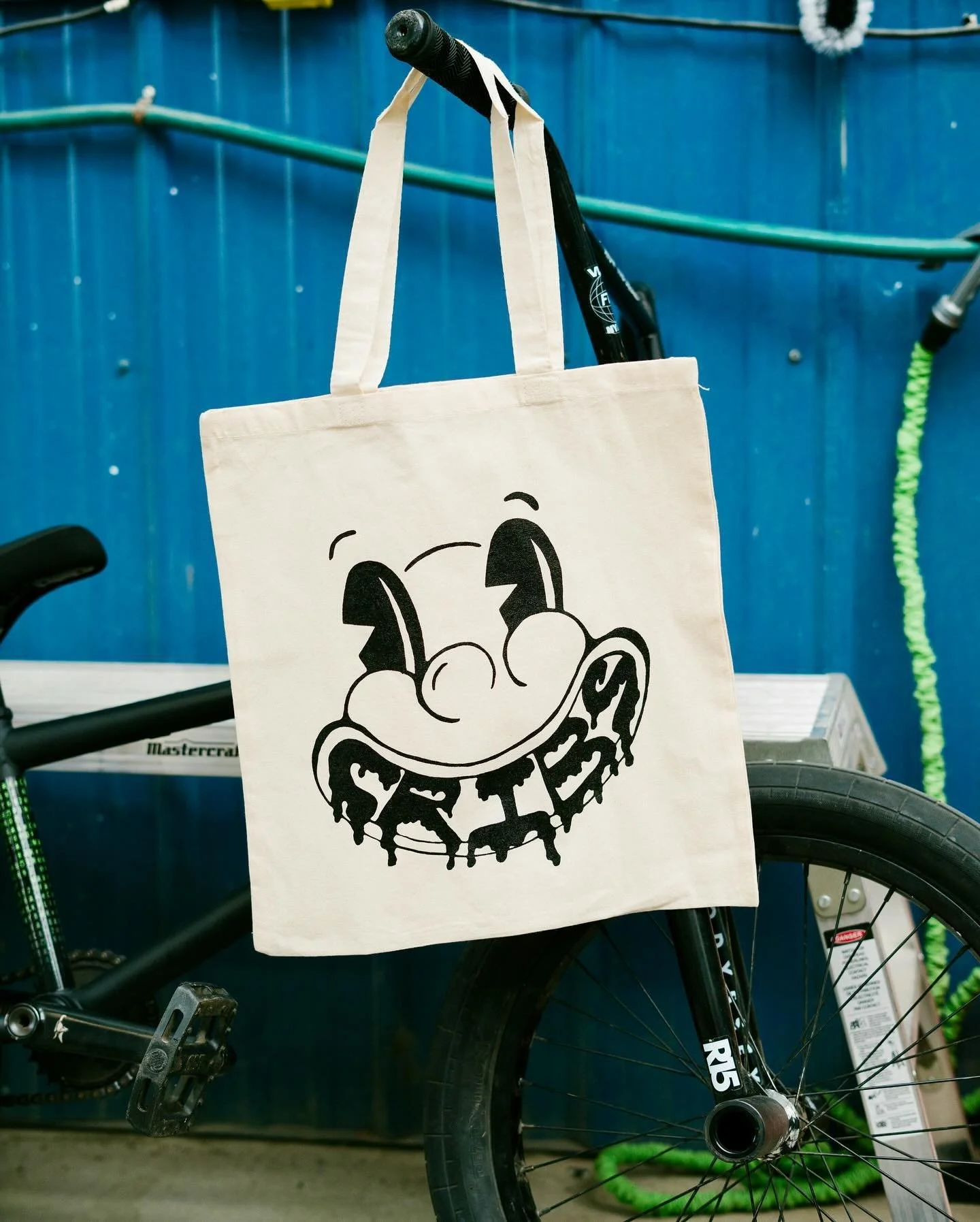 S&eacute;rigraphie sur &lsquo;Tote Bag&rsquo; pour nos amis de chez @la.cribs. La Cribs est la r&eacute;f&eacute;rence en vente, location et r&eacute;paration de v&eacute;los et BMX dans le Vieux-Terrebonne.