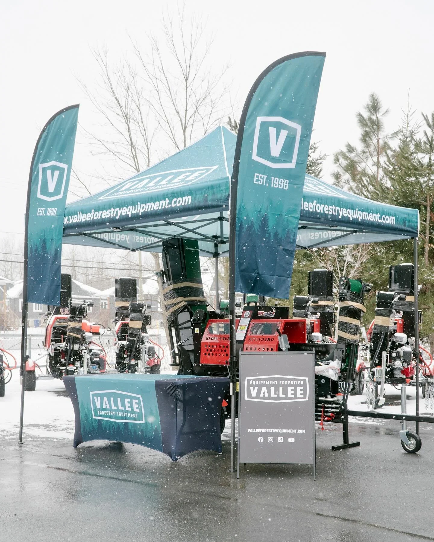 Personnalisation d&rsquo;un kiosque d&rsquo;exposition pour @valleeforestryequipment . Une entreprise d&rsquo;ici qui se distingue par la conception et la fabrication de machinerie et d&rsquo;outils forestiers de haute qualit&eacute;. Besoin d&rsquo;