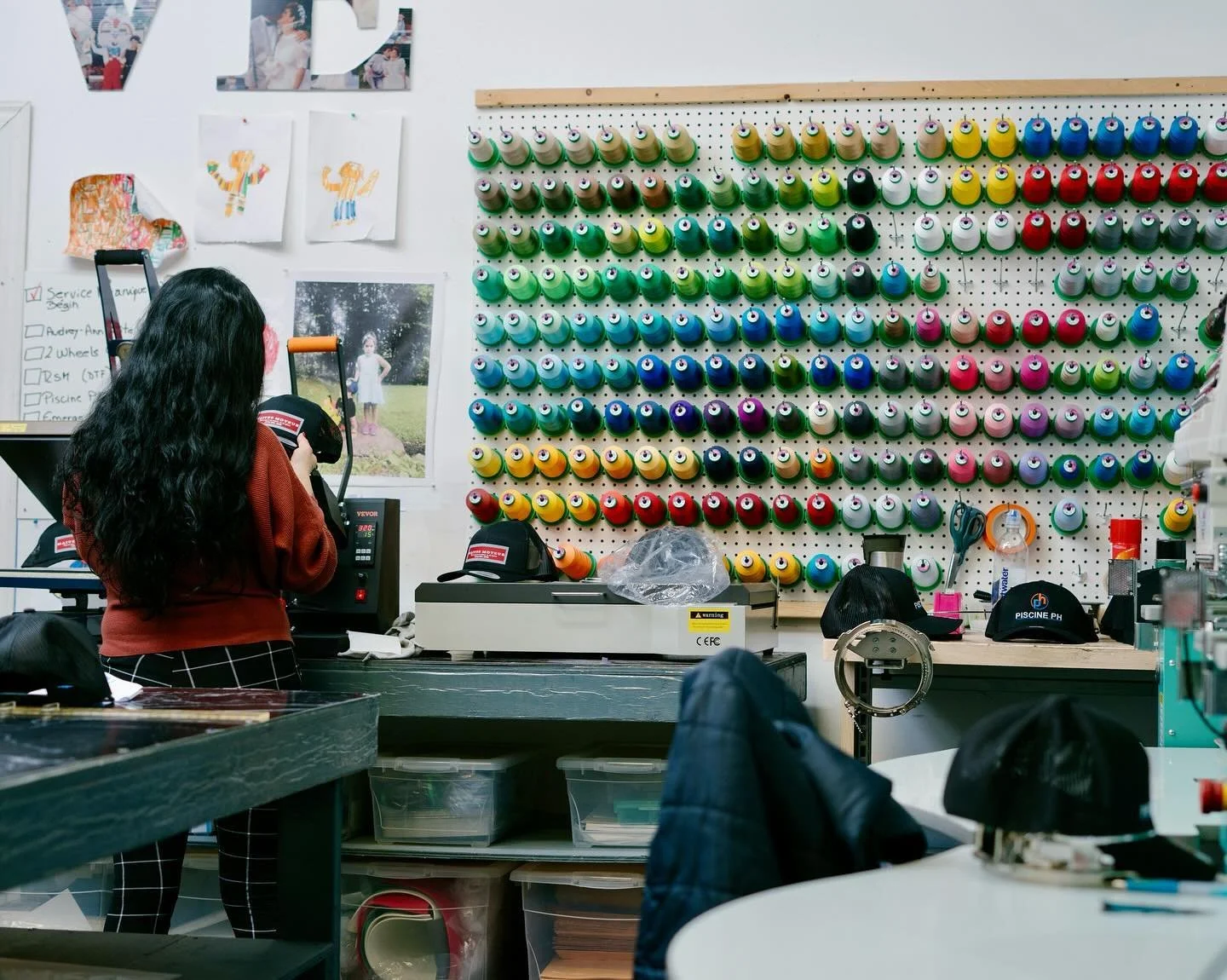 Plusieurs projets de broderie sont maintenant en r&eacute;alisation avec l&rsquo;&eacute;t&eacute; qui arrive! ☀️ Il nous reste quelques disponibilit&eacute;s, contactez-nous pour placer votre commande! 📲 (819) 276-3838