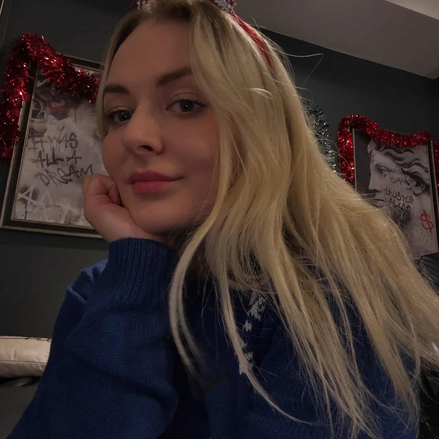 A little glimpse into December, full of selfies, tiny tatts, pup cups, flowers and woolly hats ☃️✨
#finelinetattoos #tattoos #selfie #christmasjumper #startattoo #scripttattoo #eternitytattoo #hearttattoo #pupcup #whoollyhat