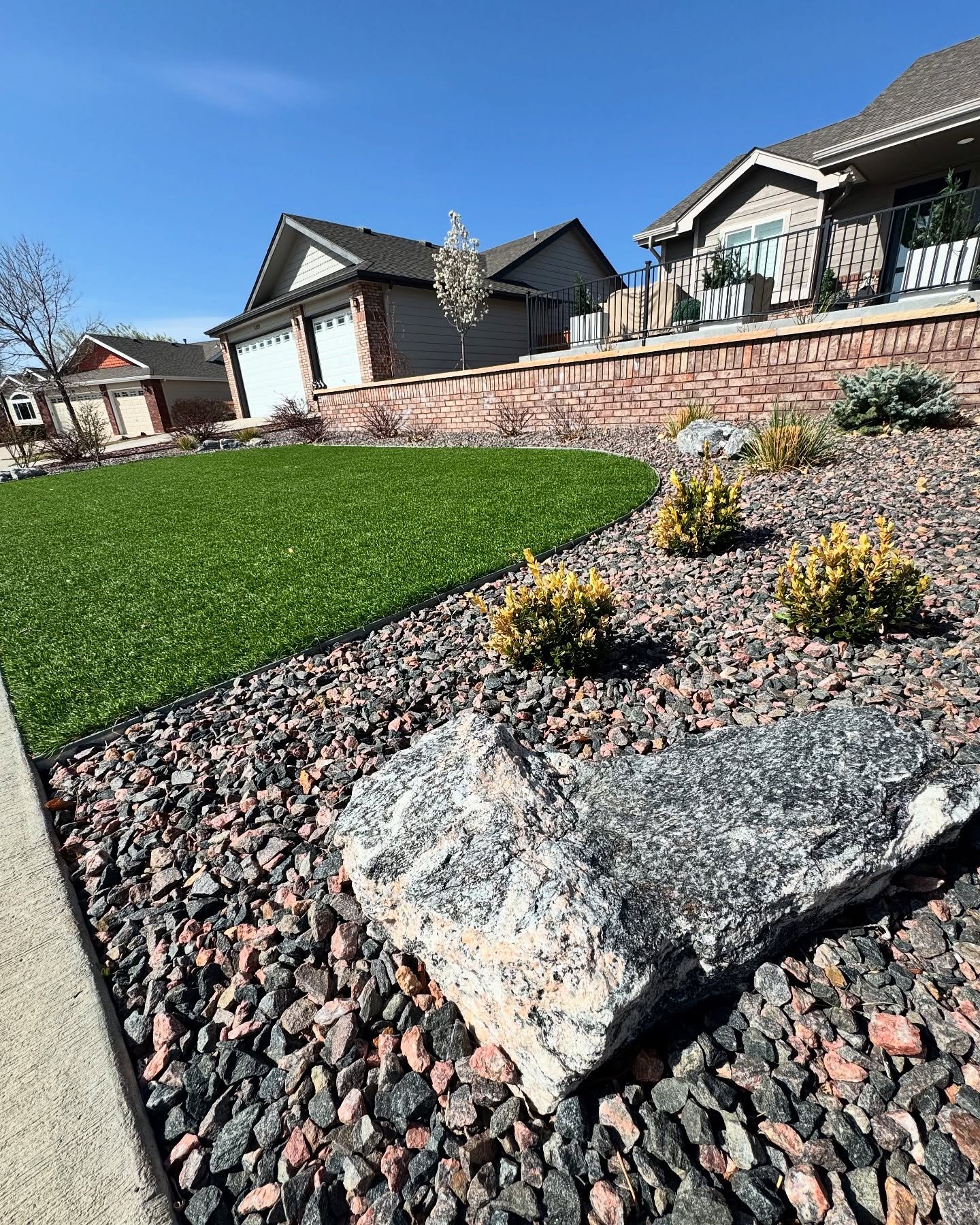 It&rsquo;s alllll in the details ✨
Lovely project for a lovely client we did last spring!
#nocolandscaping #concretework #concretepatio #outdoorliving #turf #rockbed #mᴇᴛᴀʟrᴀɪʟɪɴɢ