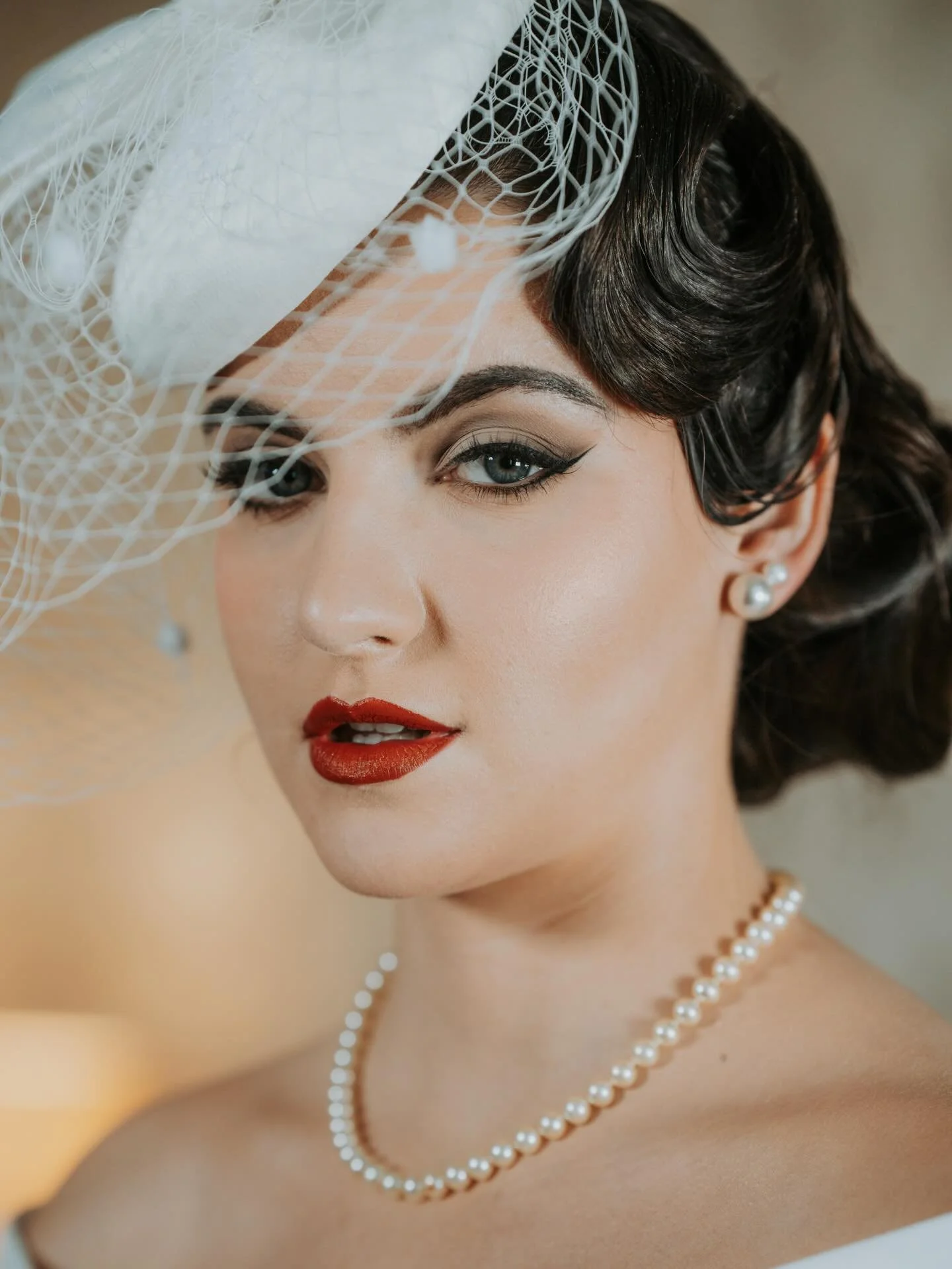 L&rsquo;&eacute;l&eacute;gance a l&rsquo;&eacute;tat pure ✨
Un look mari&eacute;e inspir&eacute; des ann&eacute;es 40 ✨

R&eacute;servations mariage 2026 ouverte 💄💍

Shooting mariage ann&eacute;e 40 
Domaine: @chateaudecandie
Organisatrice et Maqui
