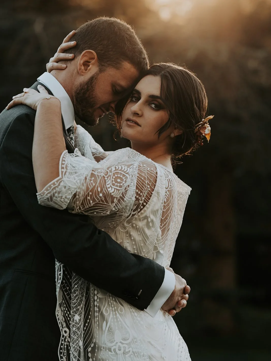 Chaque d&eacute;tail compte : tenue, coiffure et maquillage s&rsquo;harmonisent pour que la mari&eacute;e se sente belle et sereine toute la journ&eacute;e. 

Je vous accompagne en r&eacute;alisant un maquillage &agrave; votre image qui s&rsquo;accor