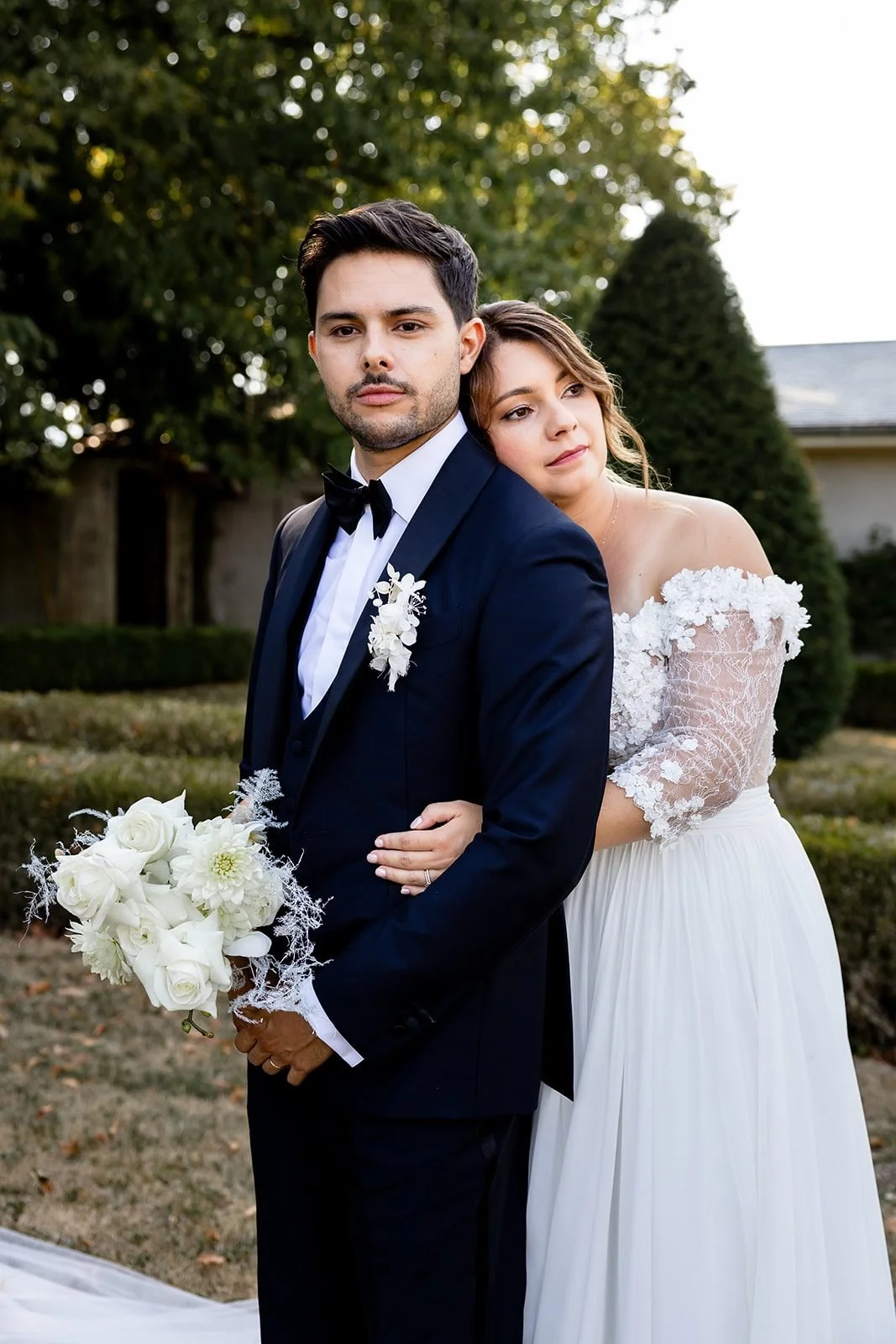 Candice et Antoine enlacés au Domaine des Saints Pères : maquillage mariée naturel et teint frais pour le marié