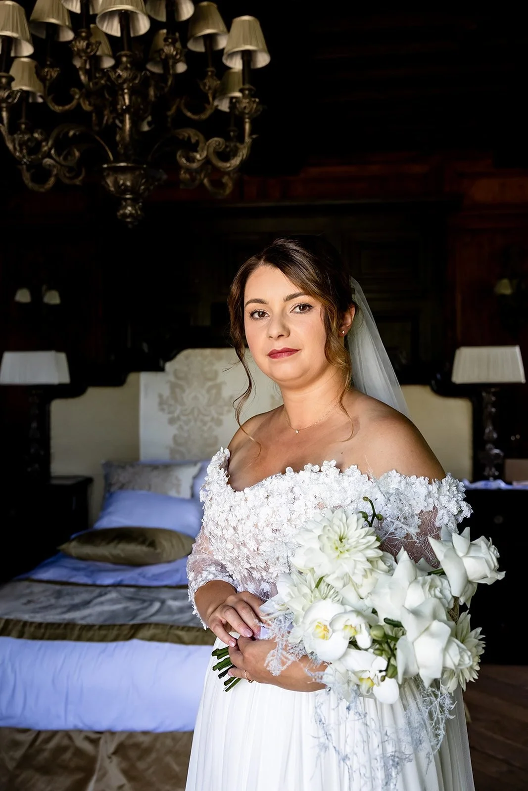 Candice, mariée au maquillage naturel, voile et robe de dentelle fleurie, bouquet blanc, Domaine des Saints Pères en Savoie