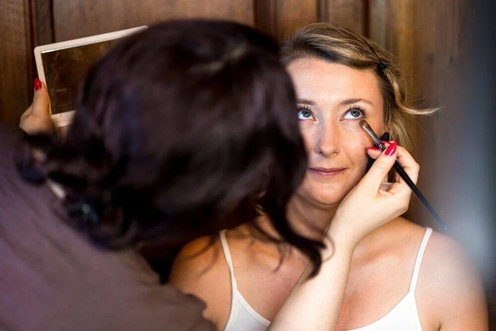 Maquillage des yeux d'une mariée près d'Annecy, en Haute-Savoie : regard sophistiqué