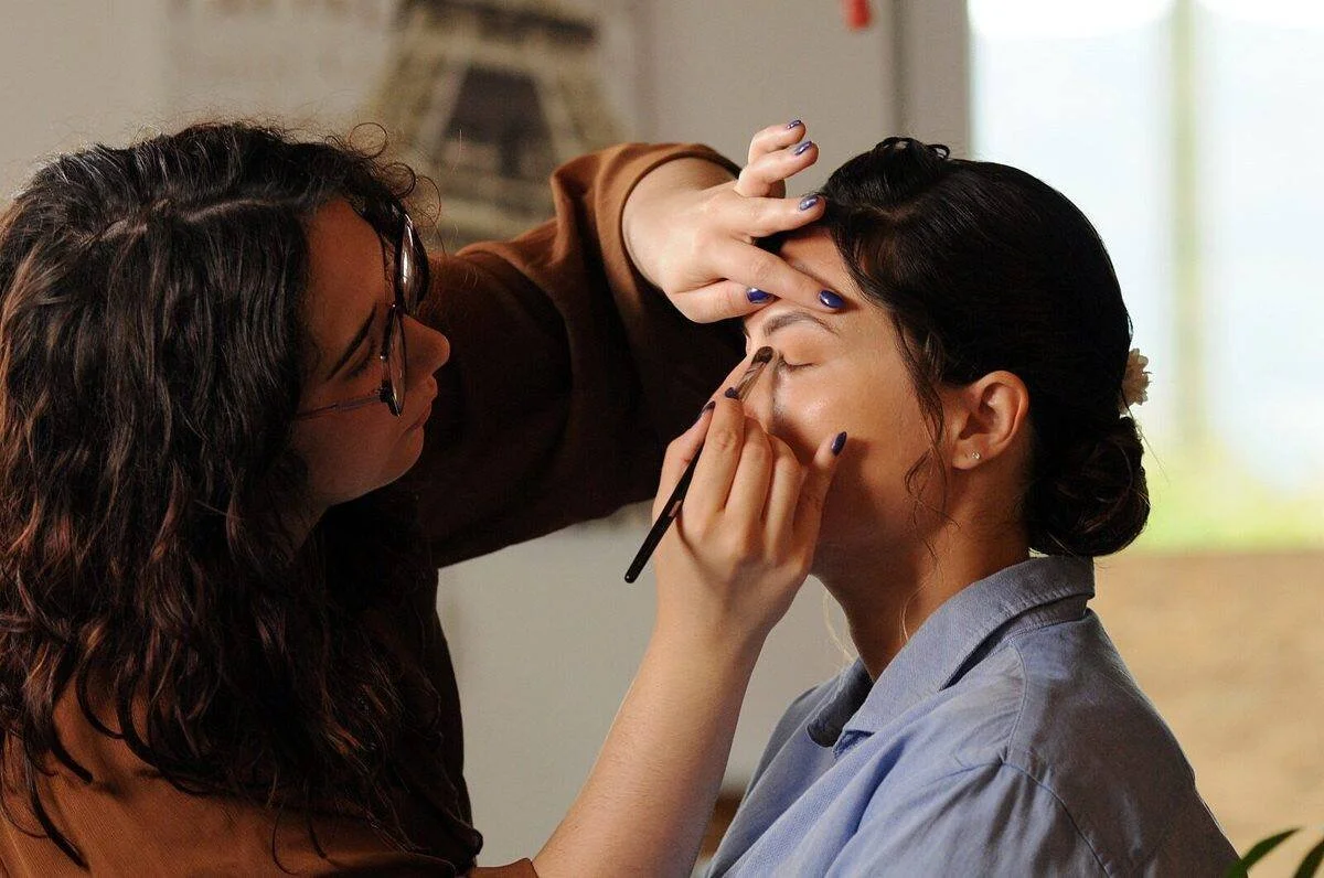 Essai maquillage mariée en Savoie : application du fard à paupières par une maquilleuse mariage